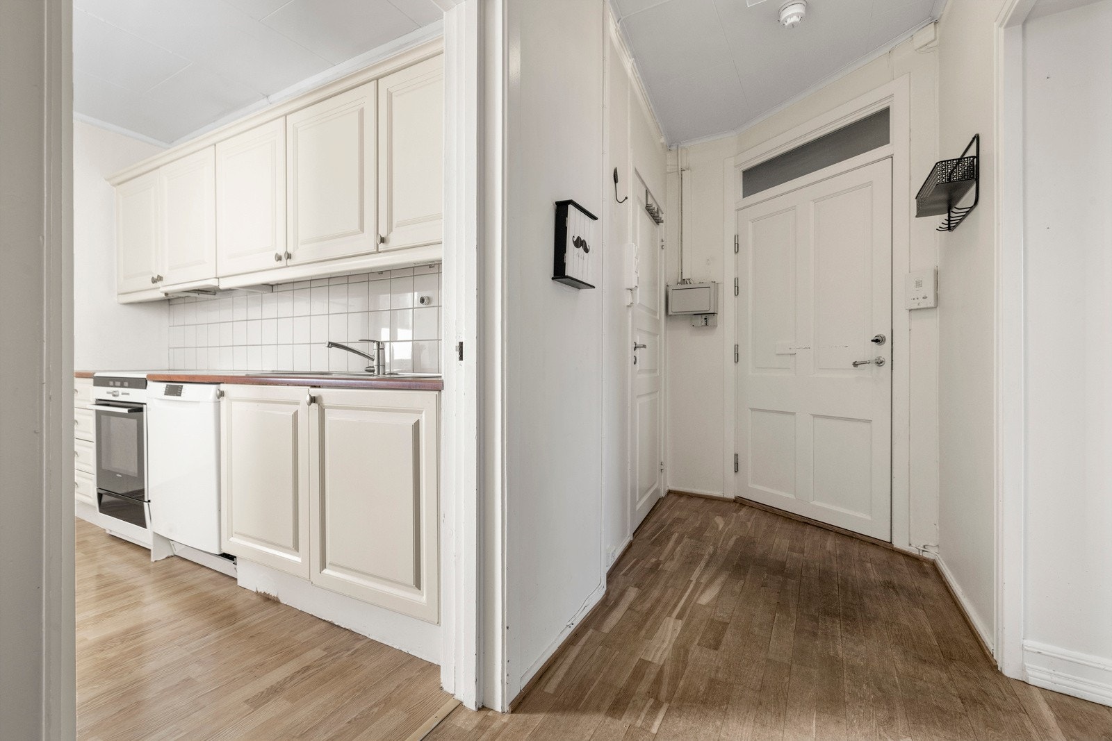 Separat kjøkken med kjøkkeninnredning og profilerte fronter med adkomst både fra gangen og soverommet. Galleribilde