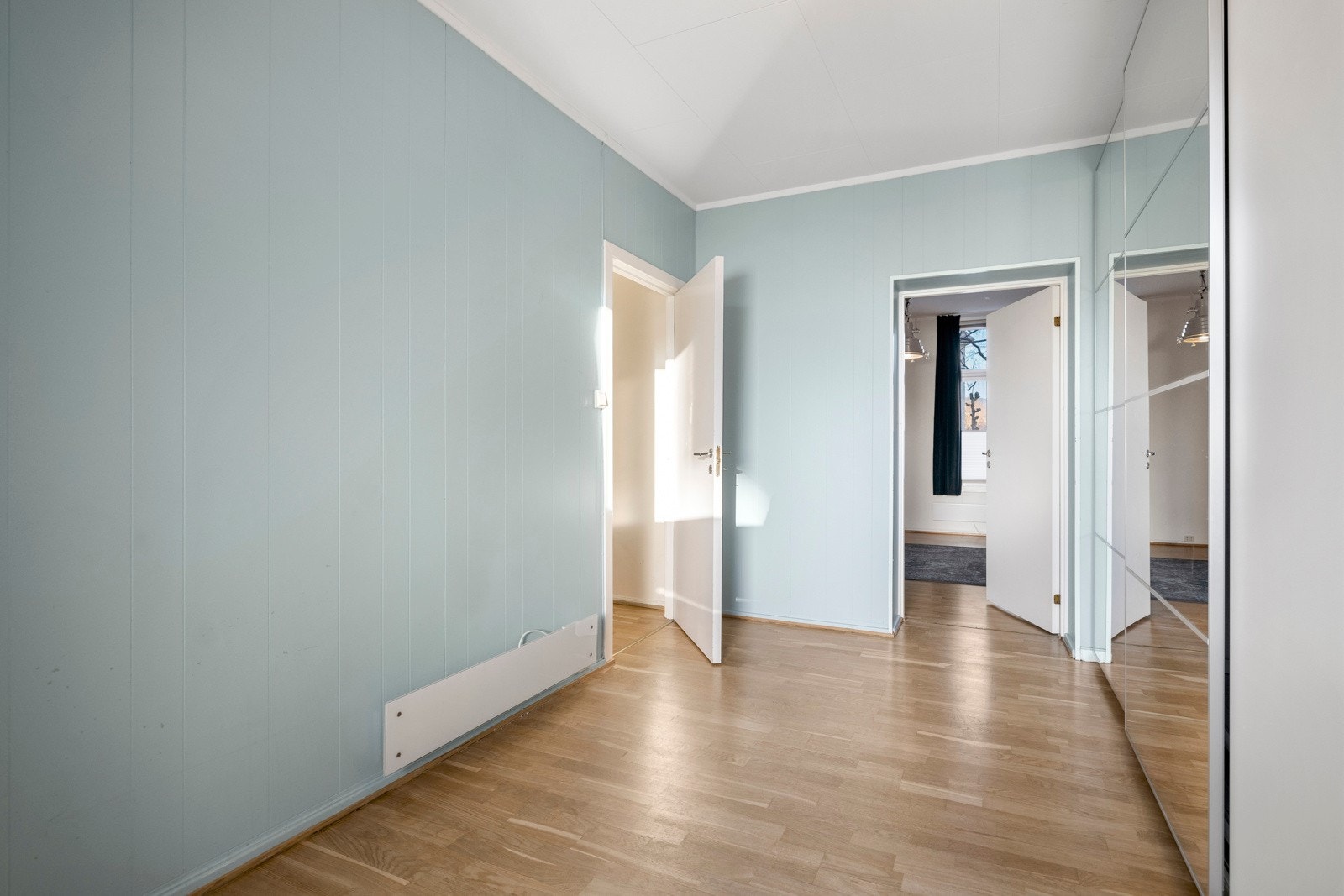 Soverommet har en praktisk adkomst fra både stuen og gangen. Galleribilde