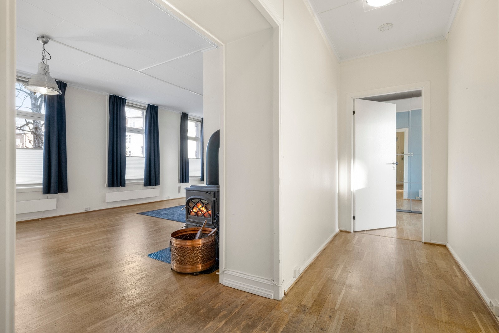 Inngangspartiet har plass til klær og annet, som enkelt kan henges på knagger eller oppbevares i en eventuell garderobeløsning. Fra entreen har du direkte tilgang til leilighetens baderom - velkommen inn! Galleribilde