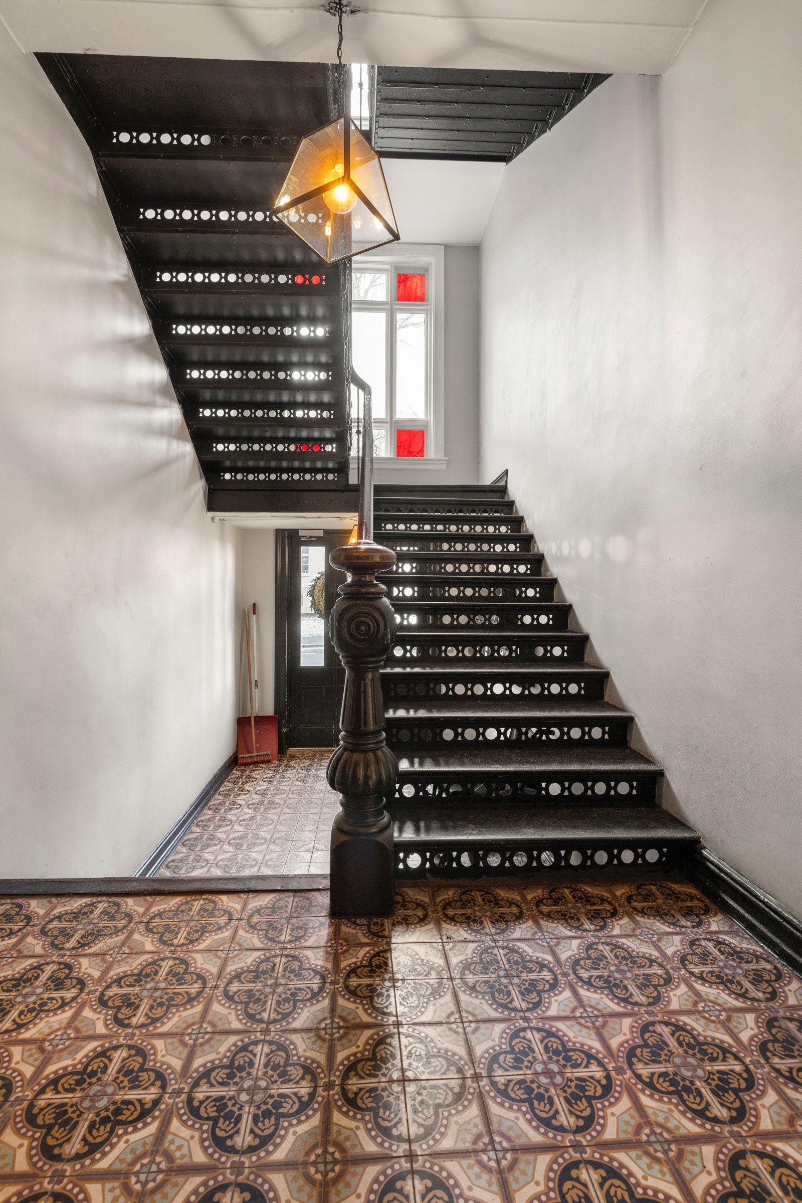 Felles trappoppgang med delikate fliser samt en pen trapp. Galleribilde