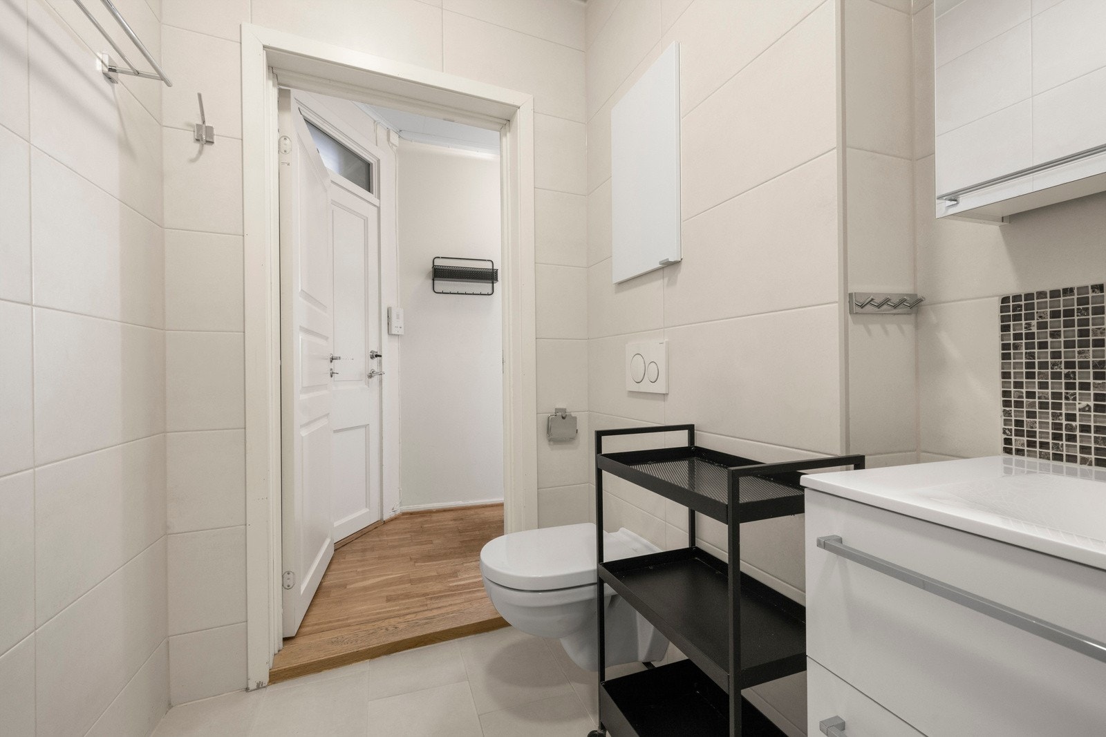 Badet ligger rett ved entreen, noe som gjør det svært praktisk tilgjengelig. Galleribilde