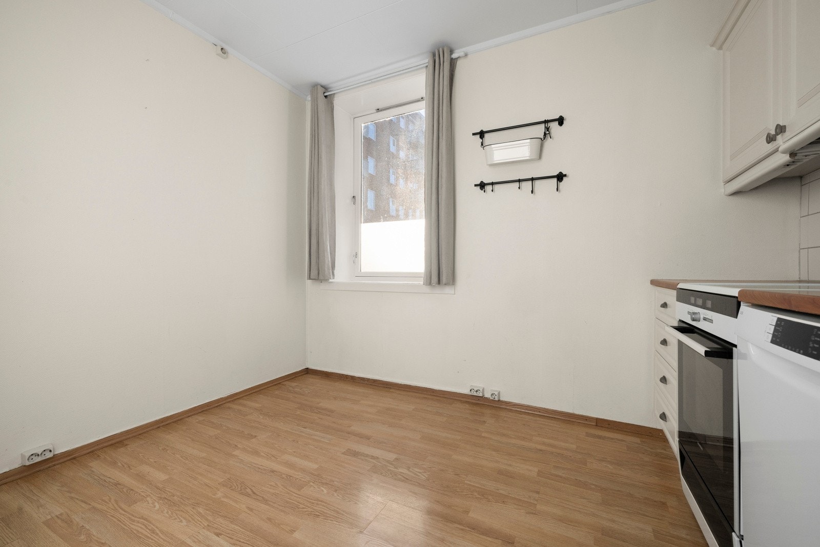 Ved siden av innredningen er det godt med plass til et spisebord, perfekt for hyggelige middager. Galleribilde