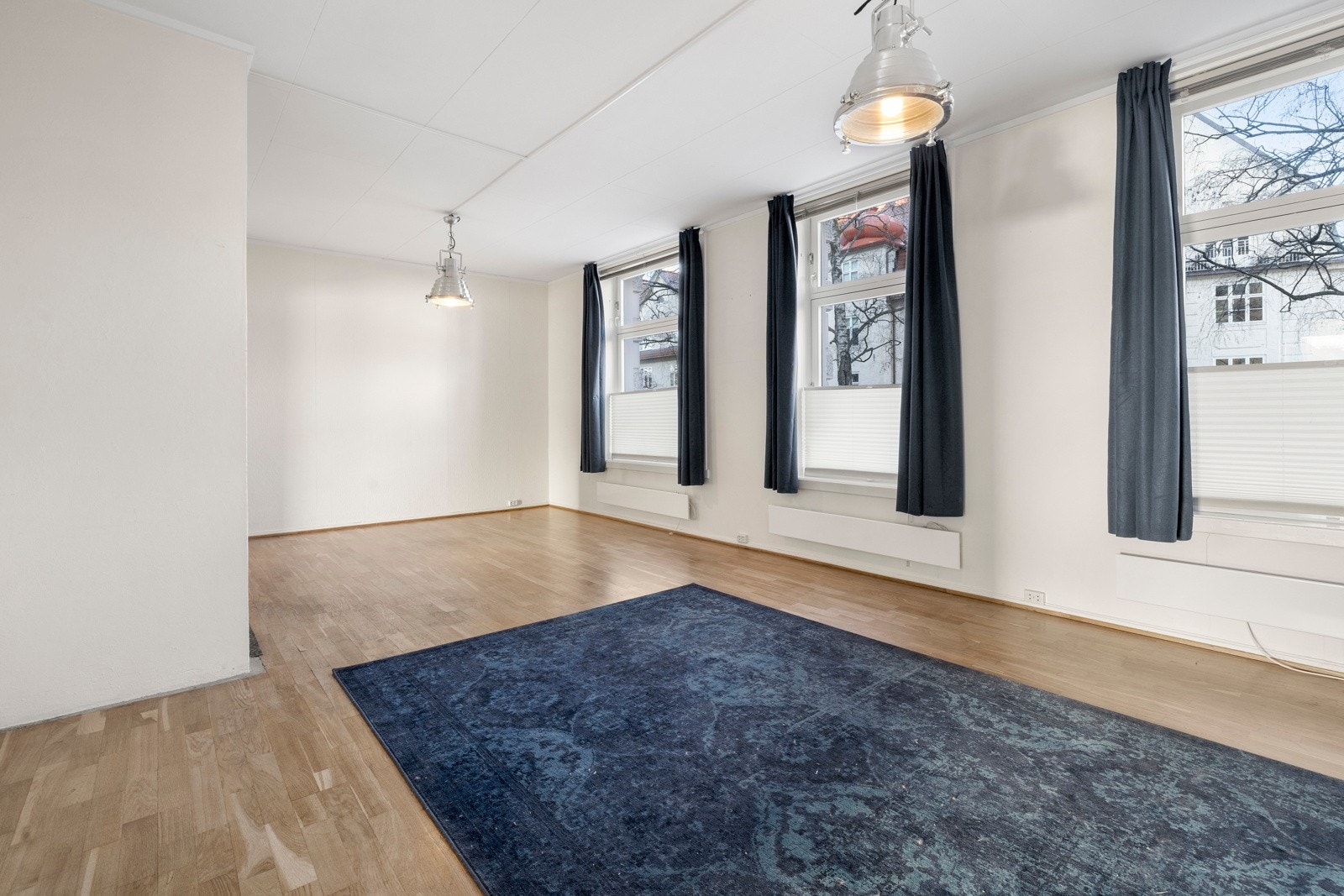 Store vindusflater slipper inn lys noe som gjør leiligheten åpen og luftig. Galleribilde