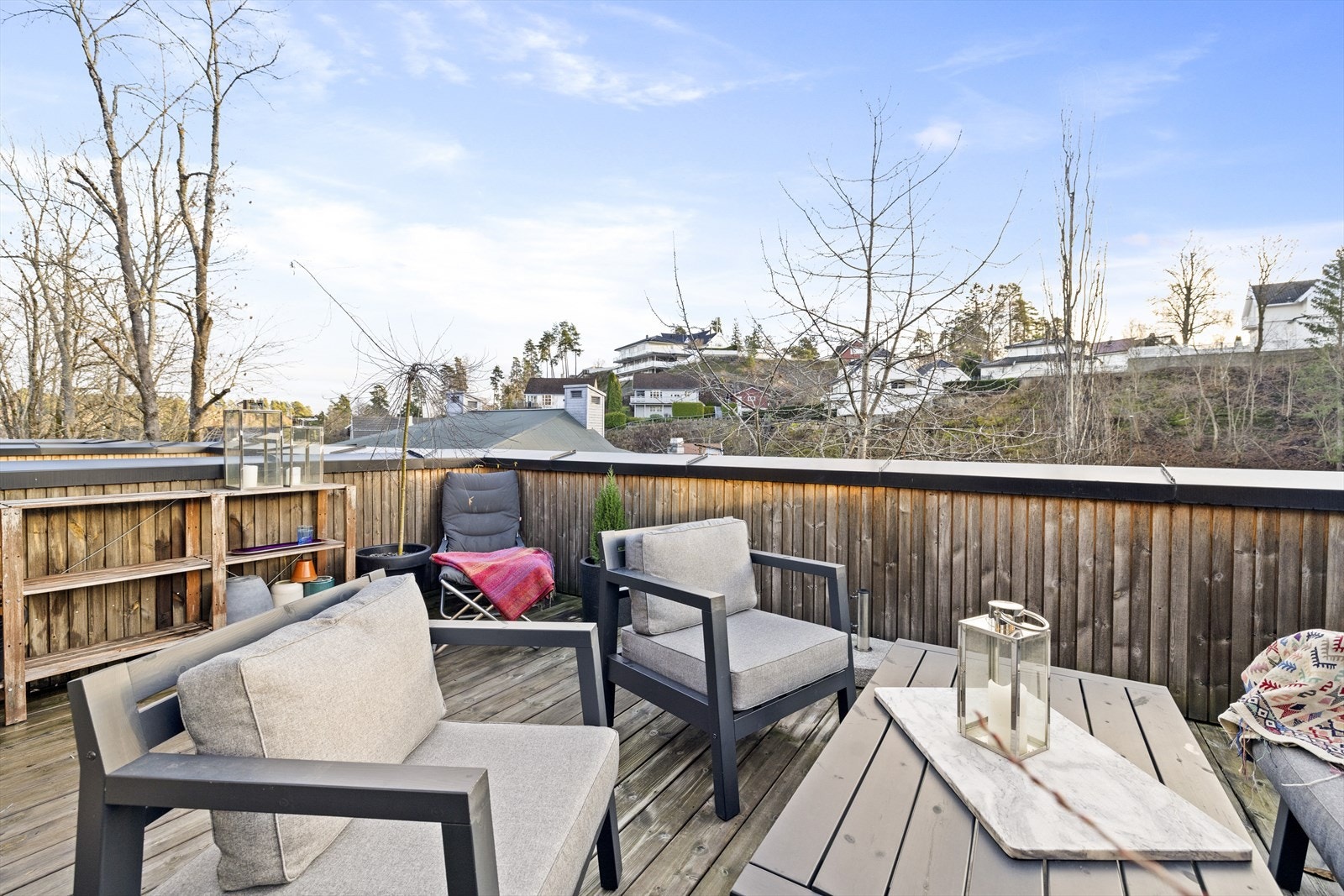 Når solen forsvinner fra den ene siden kan man flytte seg til terrassen på den andre siden der det er sol frem til ca 20:00 (midstommer) Galleribilde