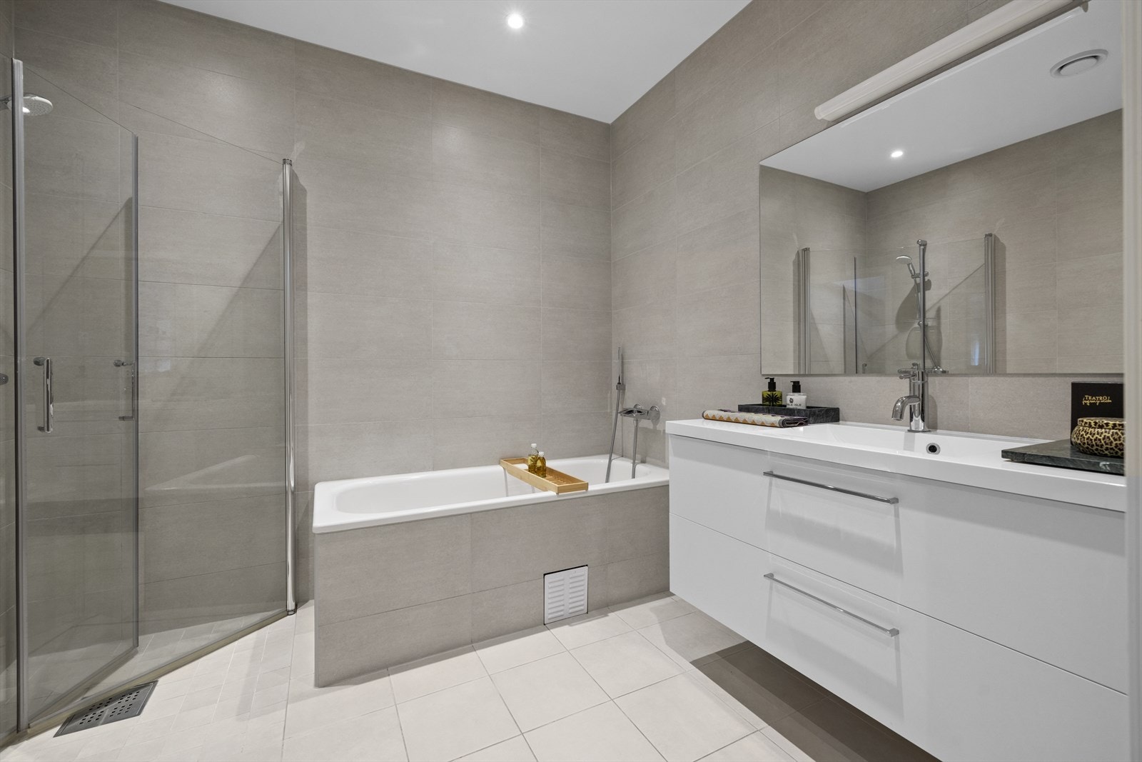 Badet i 2. etasje er også helfliset med elektriske varmekabler i gulv og innfelte downlights i himling Galleribilde