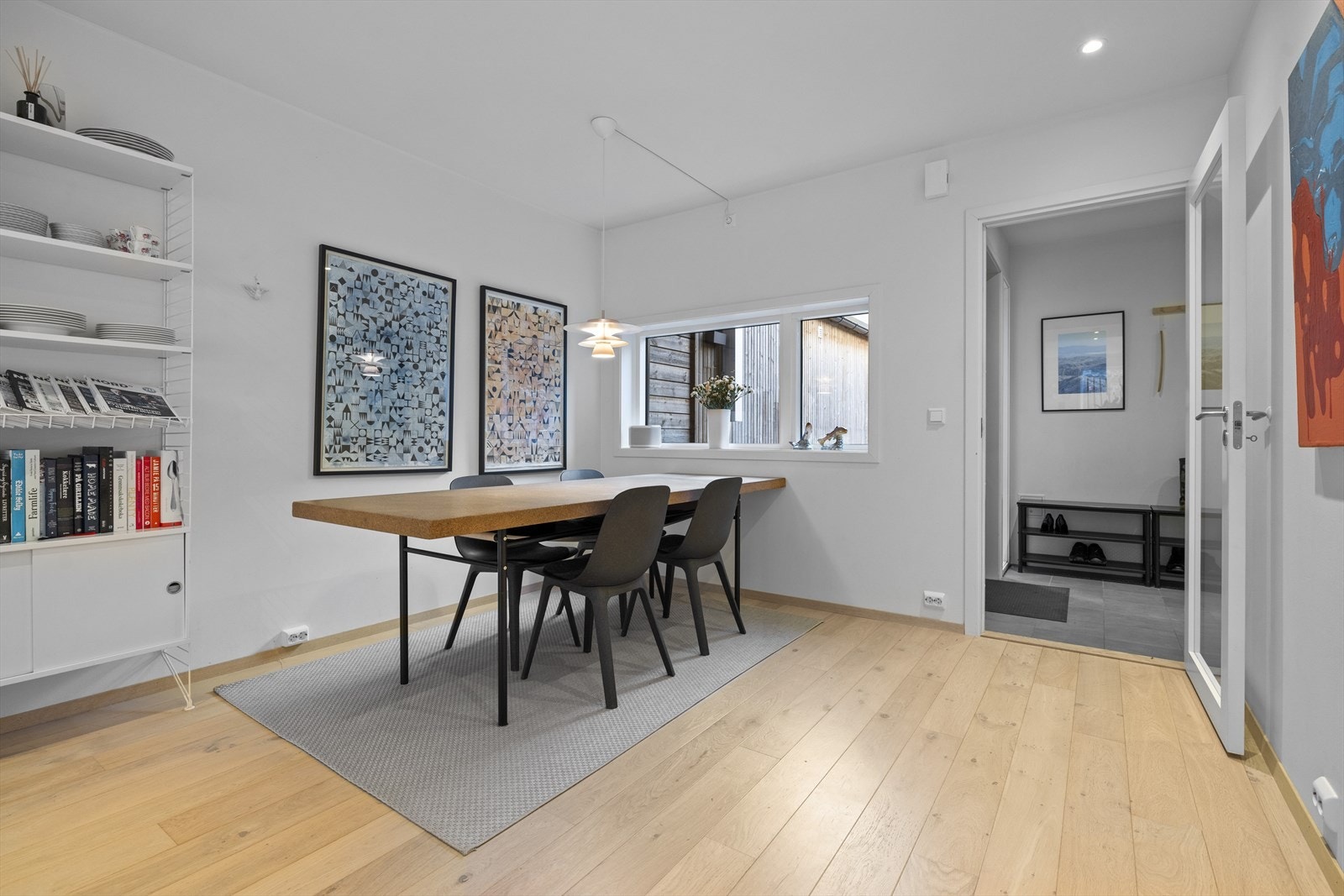 Det er god plass til et langt spisebord i spisestuedelen Galleribilde