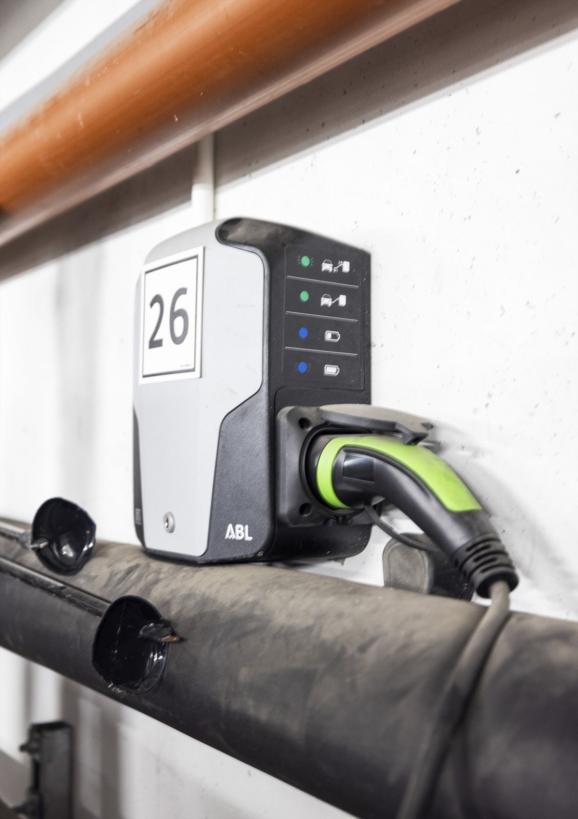 Boligen disponerer parkeringsplass med elbil-lader Galleribilde