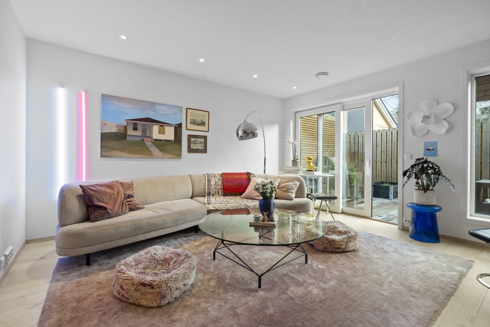 Stuedelen på bakkeplan er av god størrelse og har direkte utgang til en hyggelig og skjermet uteplass Galleribilde