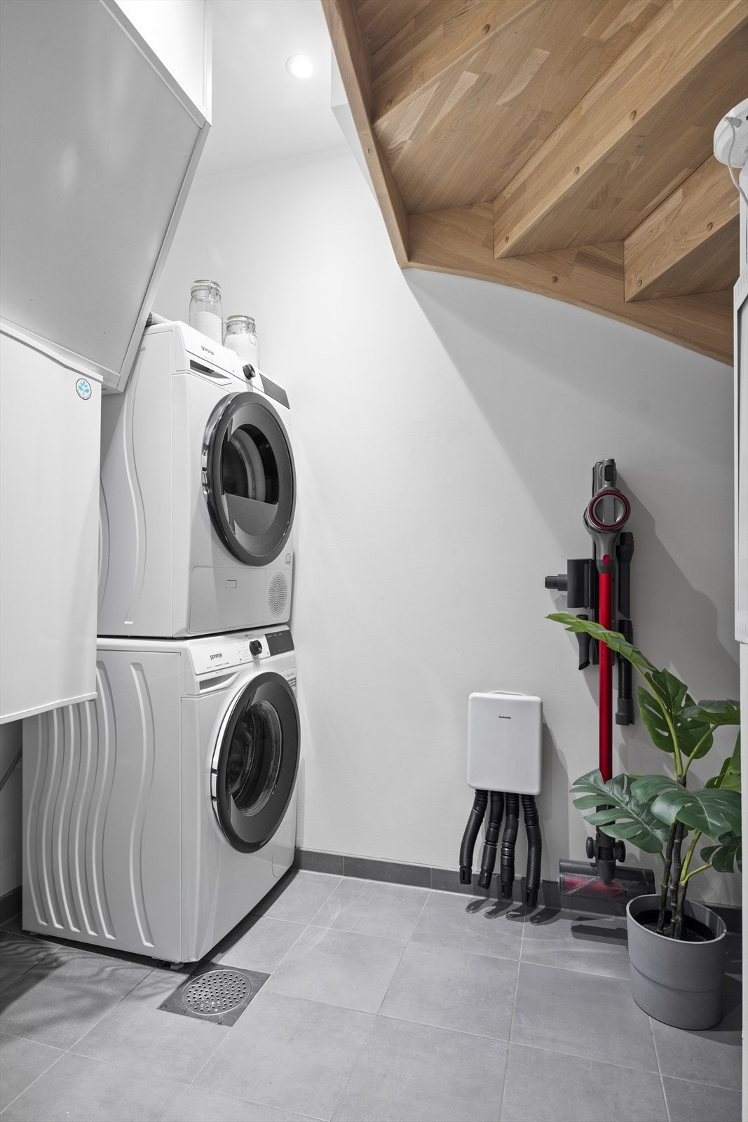 Praktisk vaskerom i 1. etasje med malte plater på vegger og flislagt gulv med vannbåren varme. Det er mekanisk avtrekk og opplegg for vaskemaskin Galleribilde