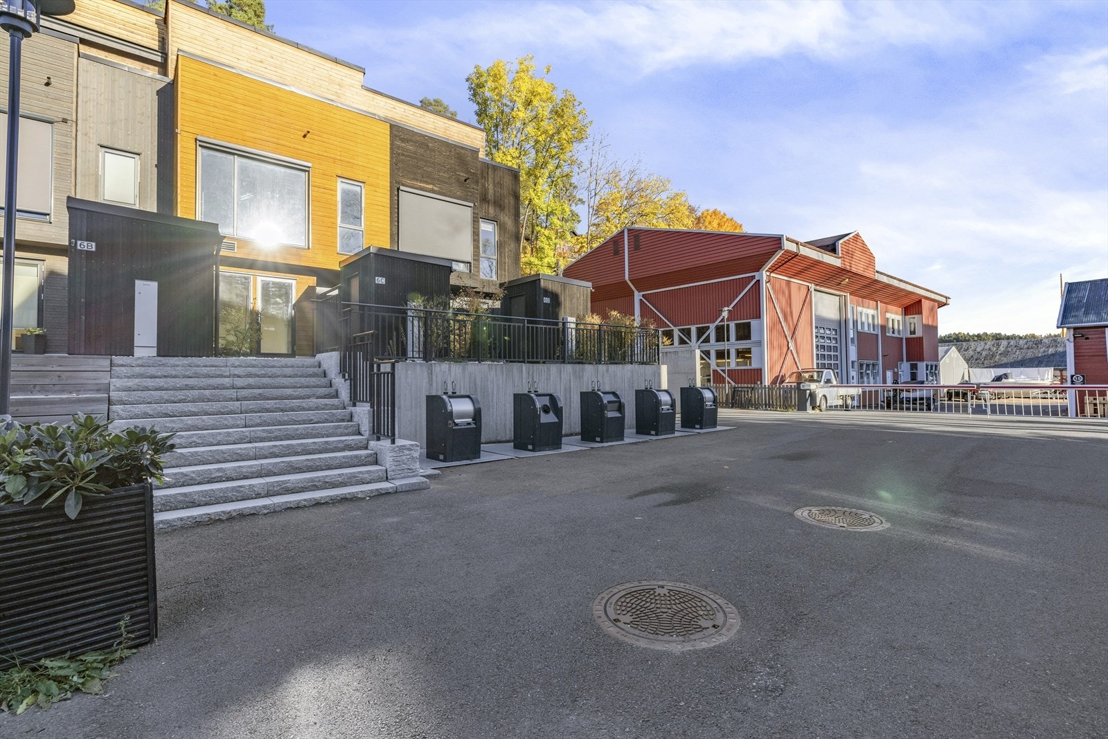 Ryddig, stramt og velholdt boområde. Nedkjørsel til garasjeanlegget ved bommen til høyre i bildet Galleribilde