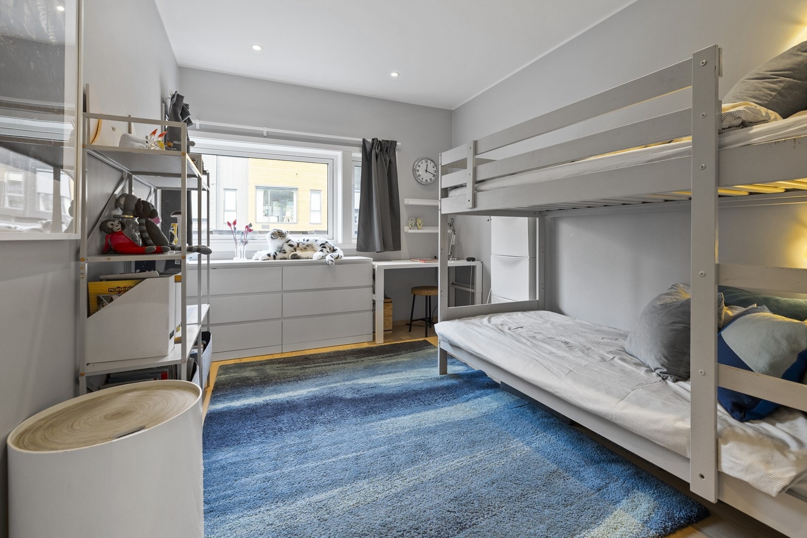 Boligen har i dag fire soverom, hvorav tre ligger i andre etasje og ett i tredje etasje Galleribilde