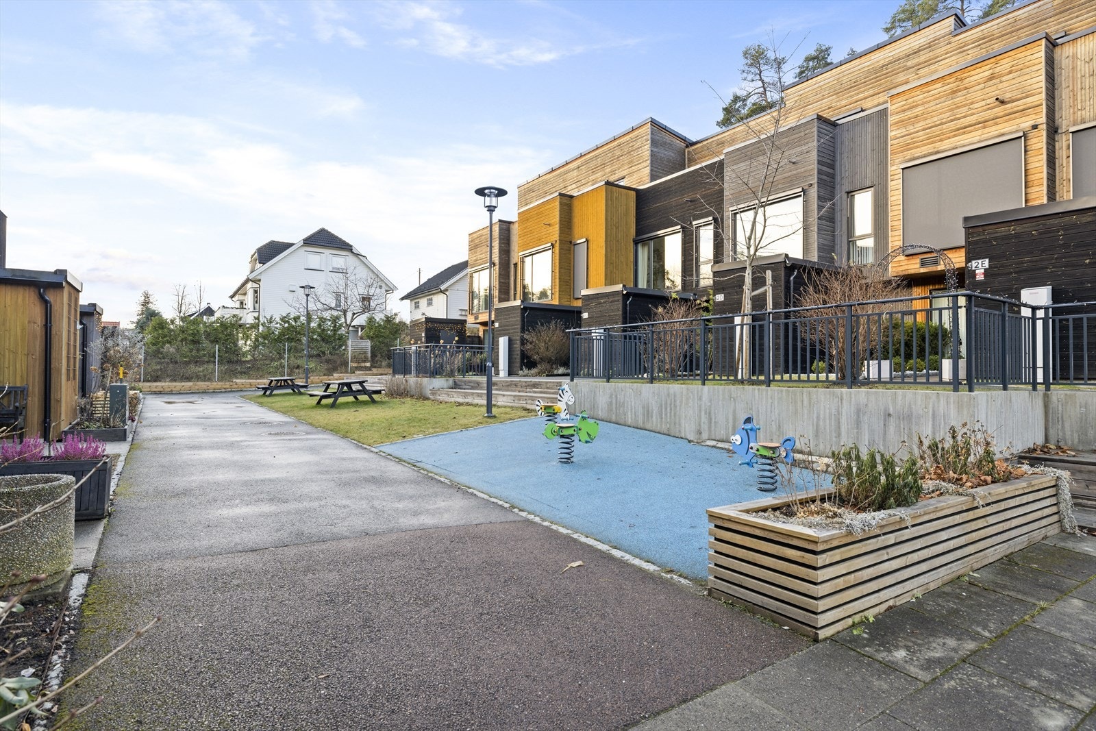 Flotte opparbeidede fellesområder mellom boligene, godt lagt til rette for lek og samvær Galleribilde