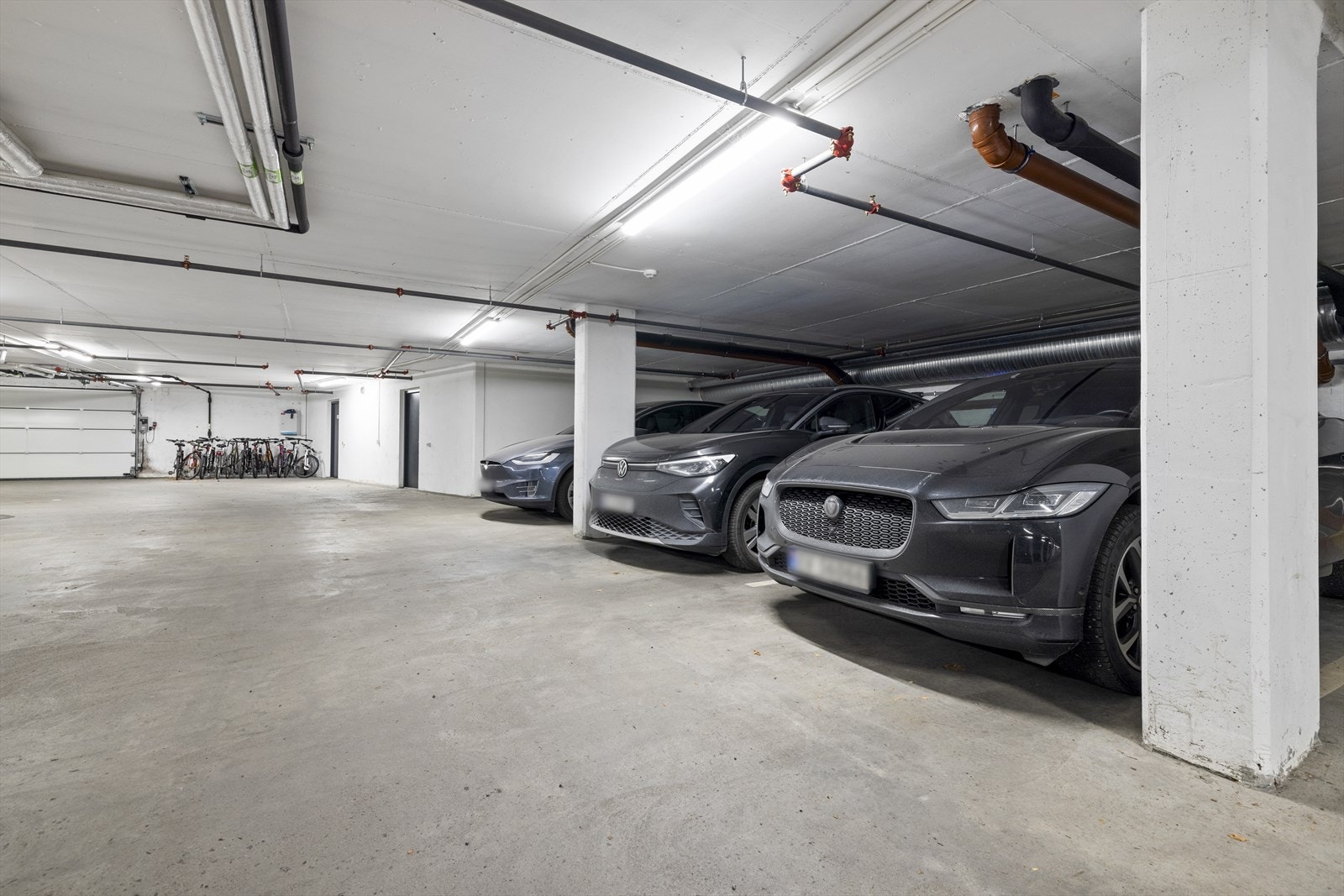 Boligen disponerer parkeringsplass med elbil-lader Galleribilde