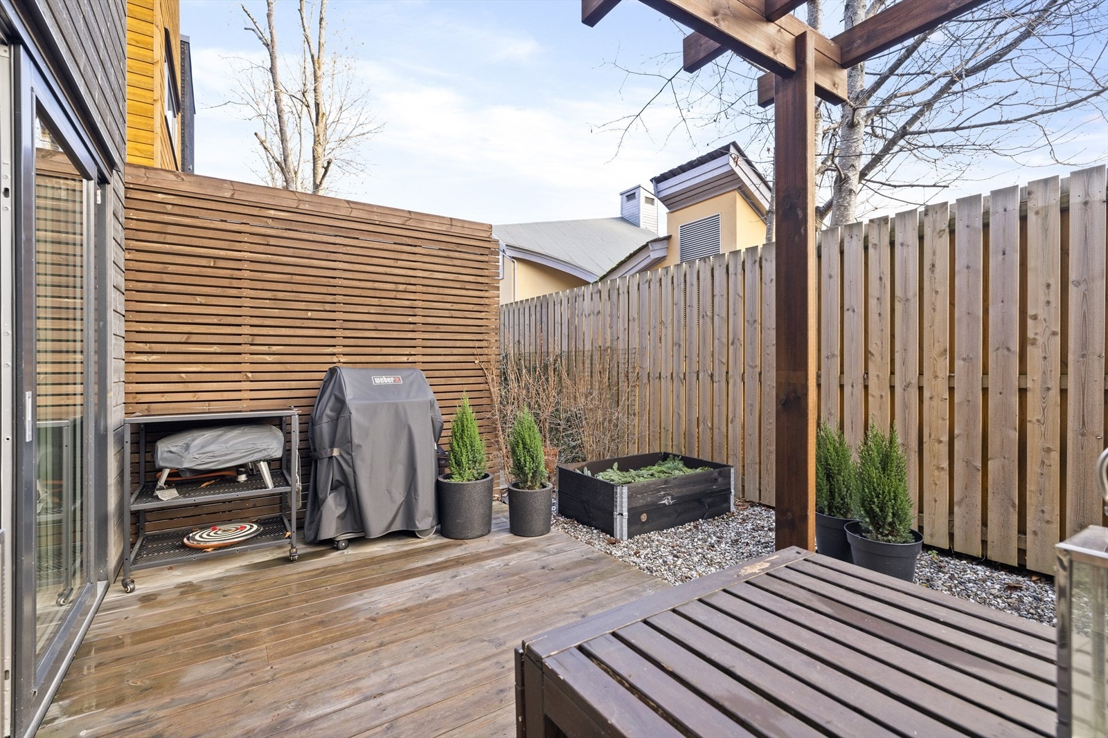 Svært hyggelig utplass med treplatting Galleribilde