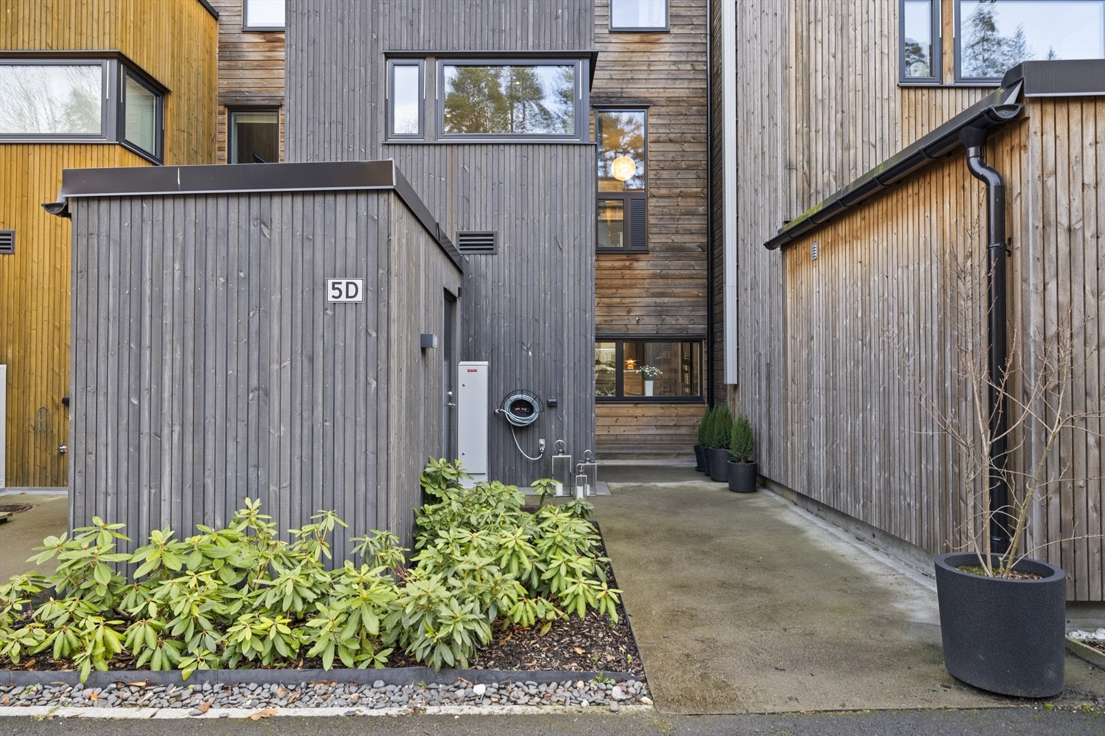 Representativt inngangsparti med adkomst til utebod/sportsbod Galleribilde