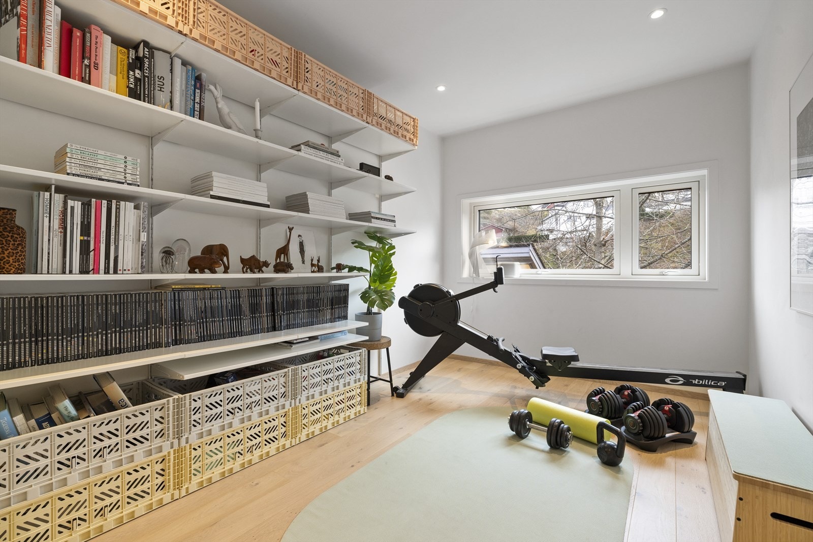 I andre etasje er det en stue/allrom. Her er det mulighet for å etablere et 5. soverom ved å sette opp en lettvegg. I de originale byggetegninger er rommet definert som oppholdsrom/lekerom Galleribilde