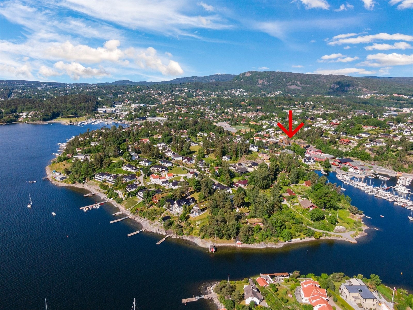 Fantastisk beliggenhet med nærhet til sjøen. Eier leier i dag en båtplass som kan overtas av ny kjøper om ønskelig Galleribilde