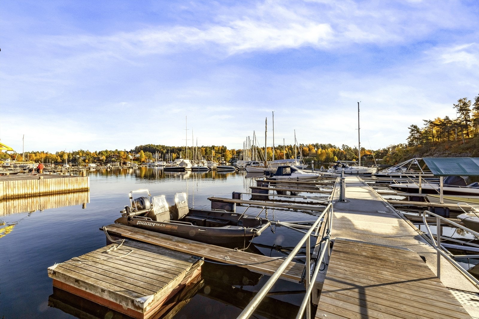 Eier leier i dag en båtplass rett nedenfor huset. Leiekontrakten kan eventuelt overtas av ny kjøper om ønskelig Galleribilde