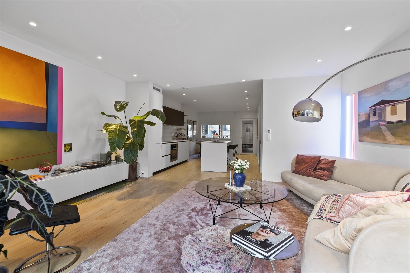 Åpen og sosial stue-/kjøkken-/spisestueløsning i 1. etg.. Etasjen har store vindusflater og gjennomgående lys Galleribilde