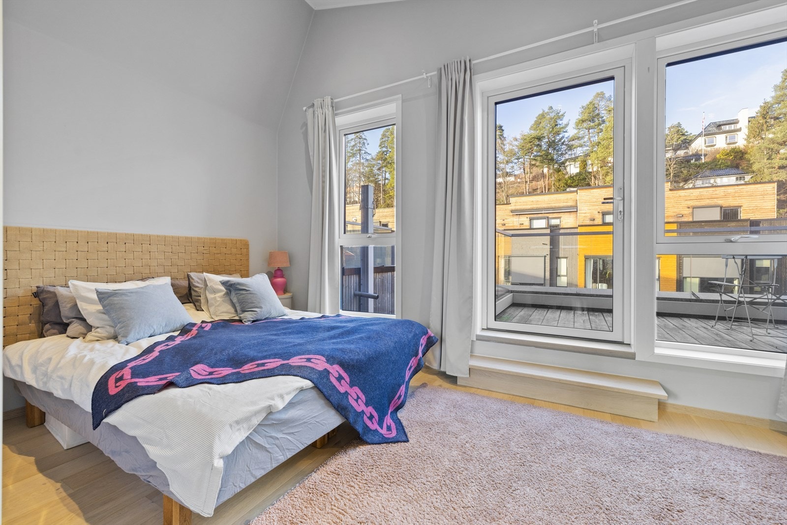 Trivelig og lyst soverom i toppetasjen Galleribilde