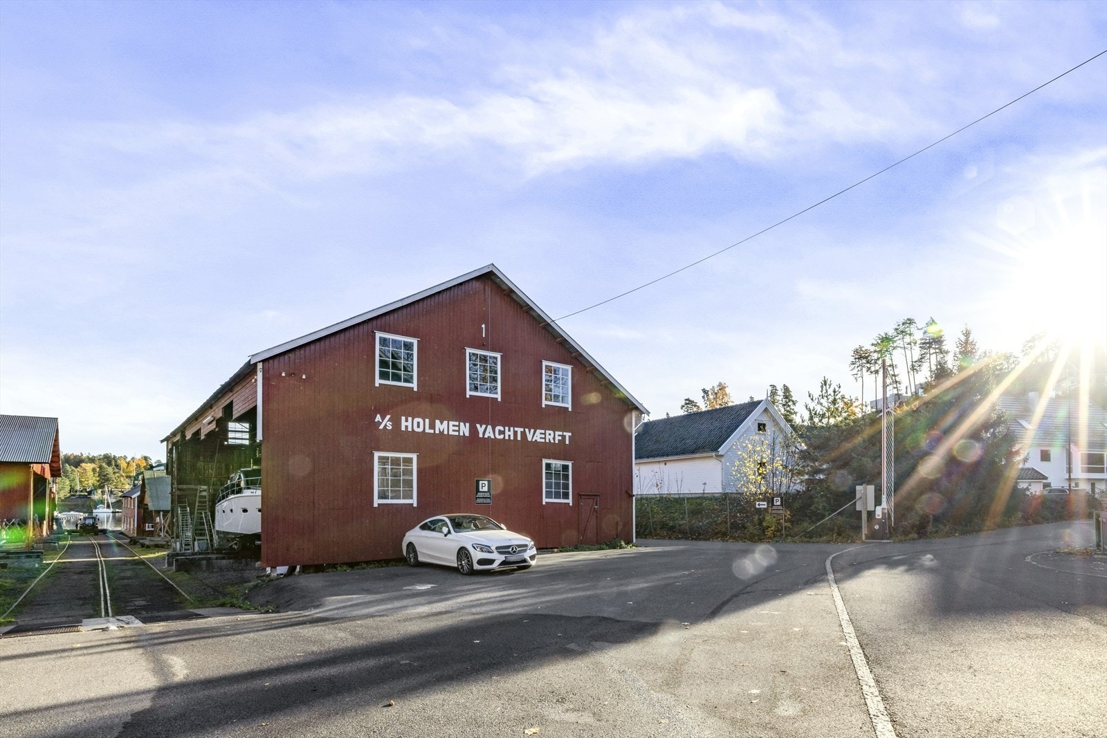 Eiendommen ligger idyllisk til i maritime omgivelser på Nesbukta/Holmen med umiddelbar nærhet til fjord og strand Galleribilde