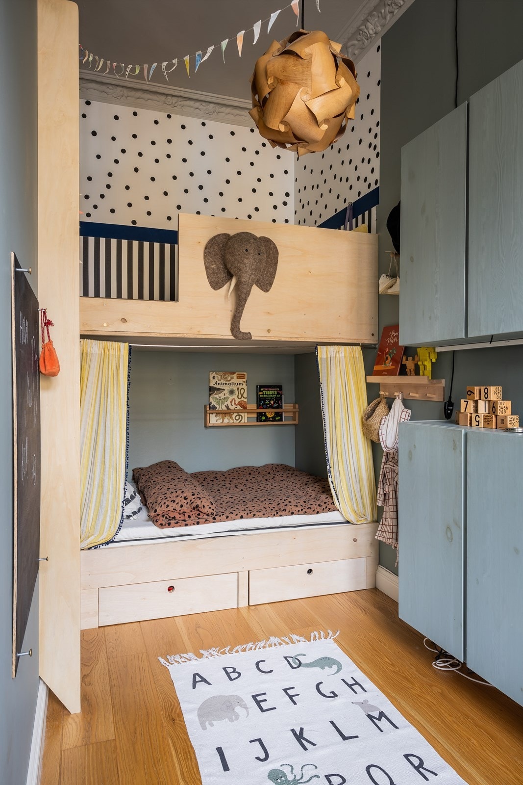 Superkoselig barnerom med plassbygget køyeseng. Her er det gode oppbevaringsmuligheter i skuffer under sengen samt vegghengte garderobeskap Galleribilde