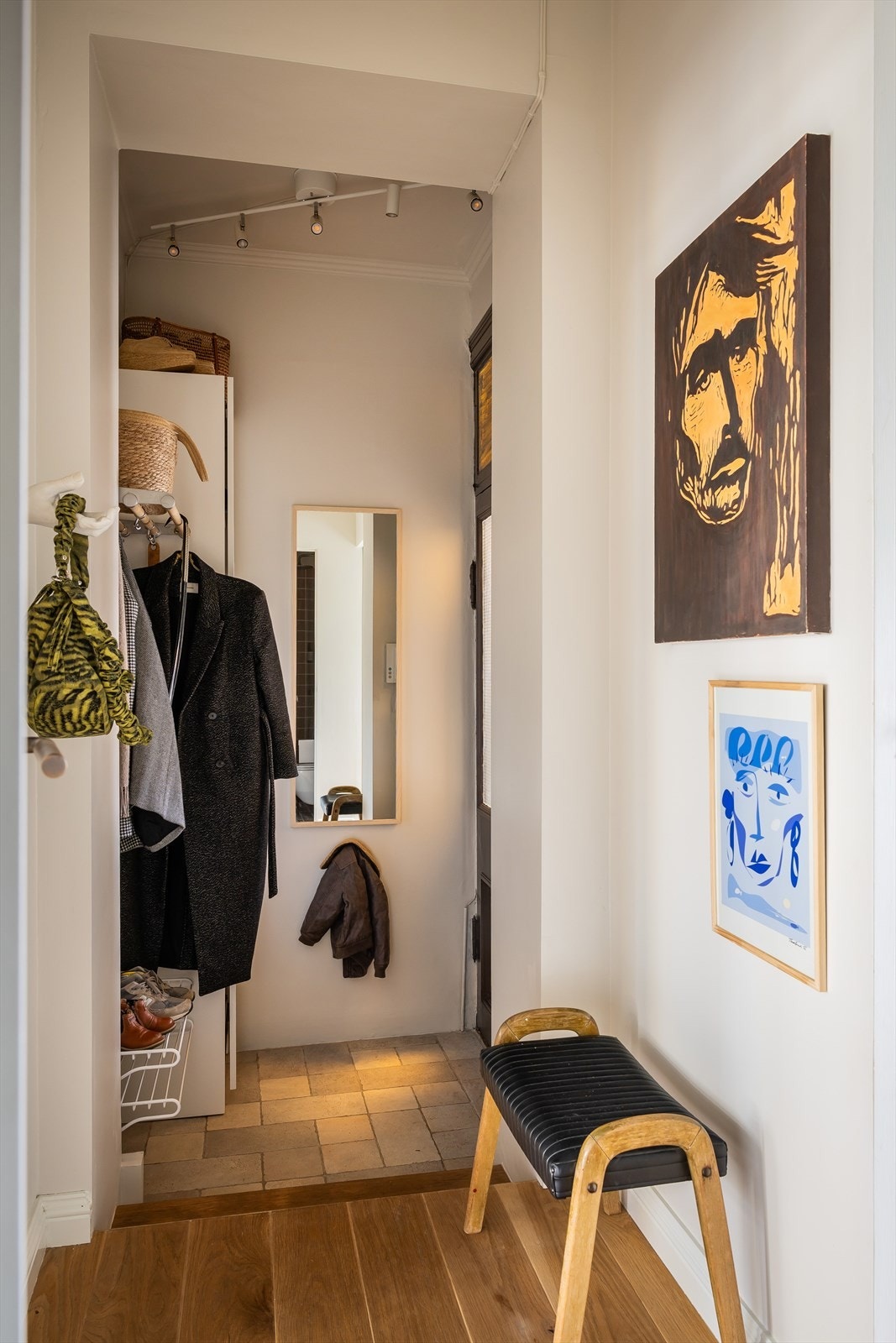 Hyggelig entré/gang med god plass til henge fra seg yttertøy. Galleribilde