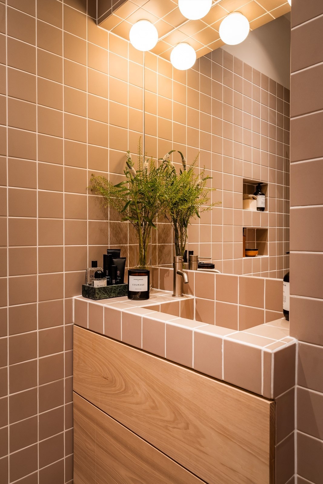 Badet er innredet med plassbygget servantskap med fronter i massiv tre (norsk ask) og praktisk elektrisk håndkletørker fra INR og veggmontert toalett. Vakre gjennomfargede keramiske fliser fra TopCer på vegger og gulv. Galleribilde