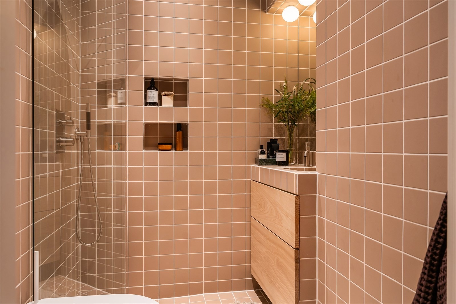 Lekkert kvalitetsbad fra 2023 med gjennomtenke og plassbygde løsninger. Galleribilde