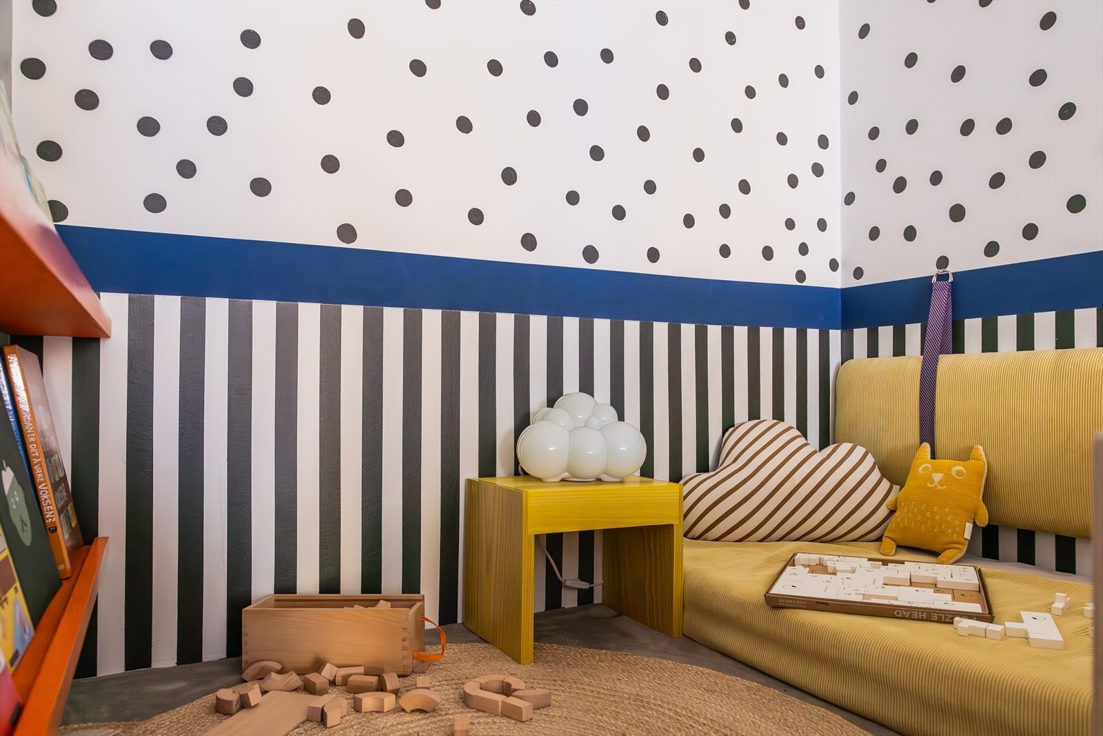 Plassen er svært godt utnyttet med lekeplass og bibliotek i overkøya. Galleribilde