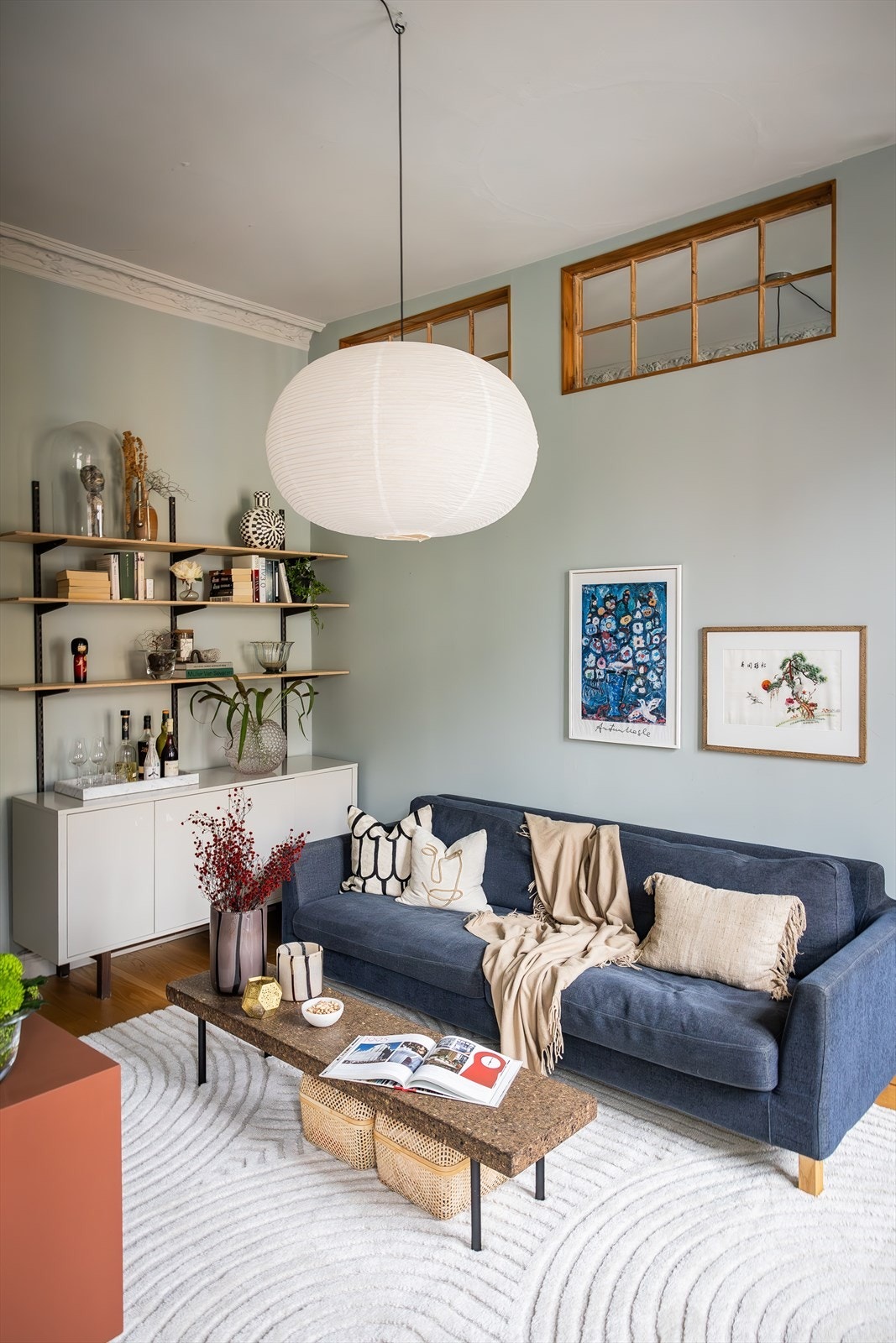 Stuen har gode innredningsmuligheter med god plass til sofa og tv-møblement Galleribilde