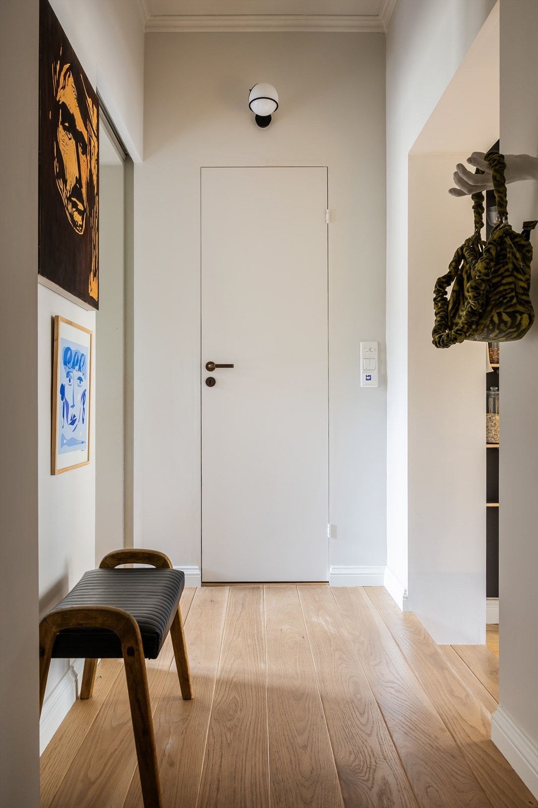 Leiligheten disponerer en bod i felles trappegang på ca. 1 m² med opplegg for vaskemaskin samt en kjellerbod på ca. 7 m². Galleribilde