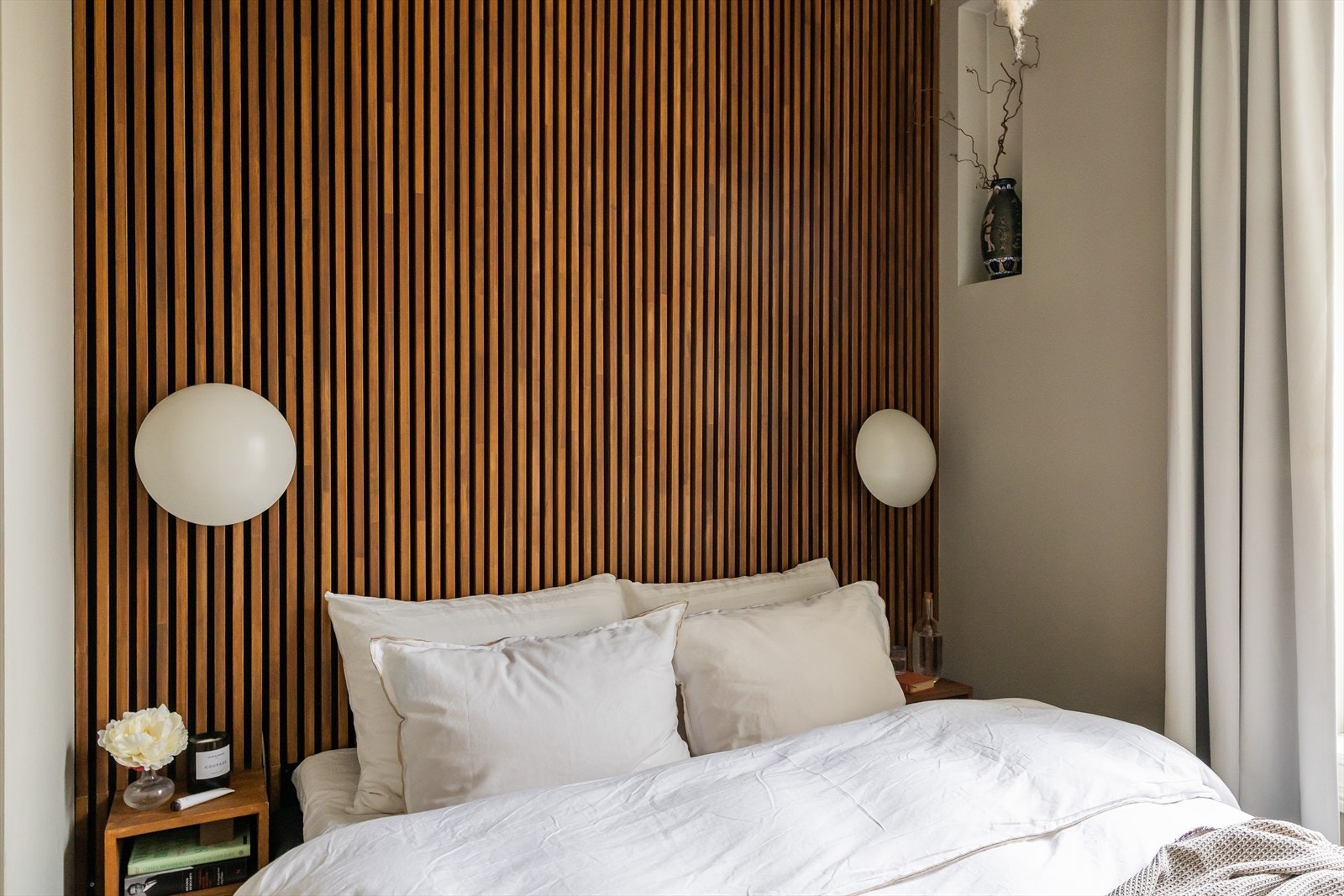 Lekker spilevegg med nattbord er spesialbygget av snekker Galleribilde