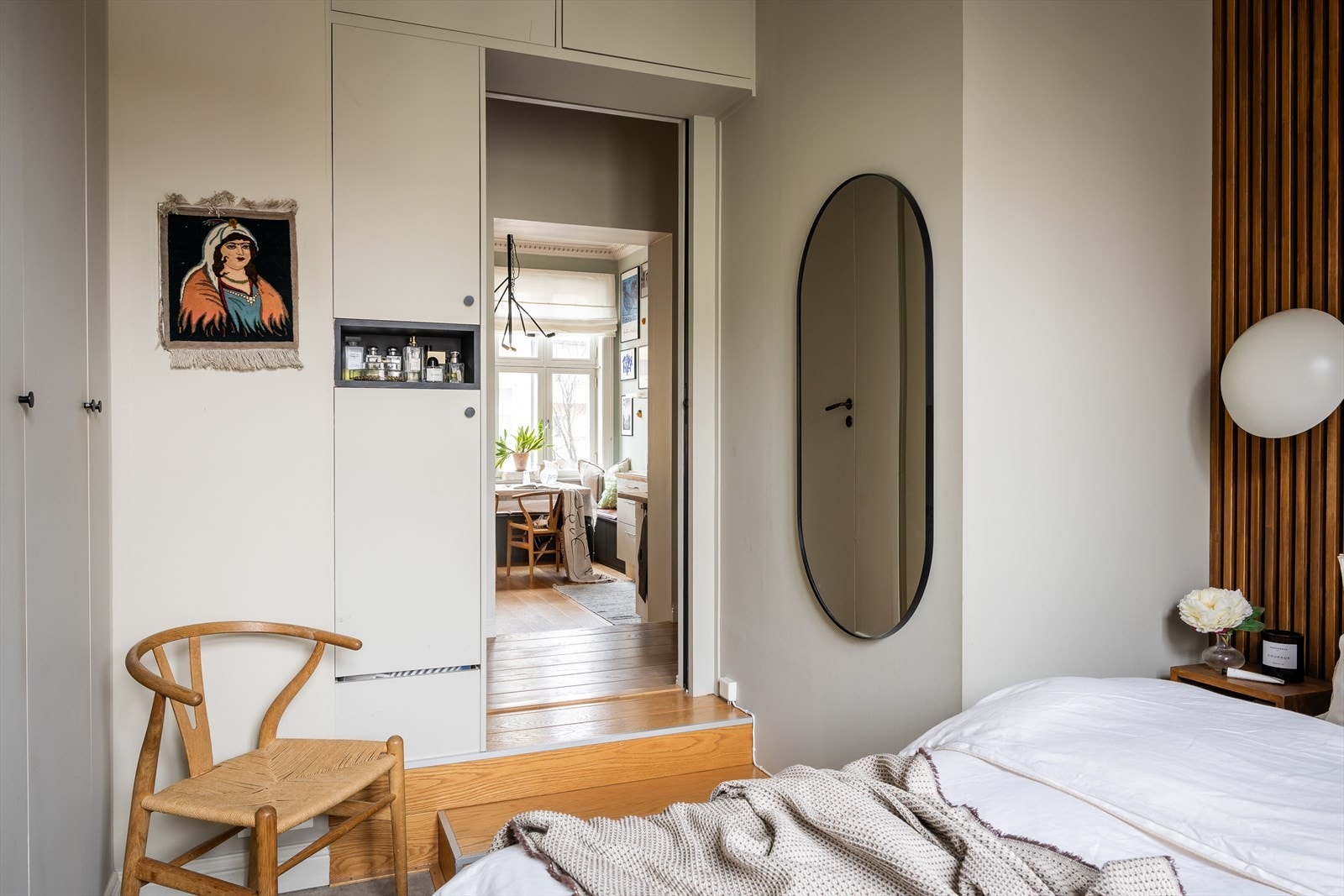 Koselig hovedsoverom som vender ut mot den rolige bakgården. Galleribilde