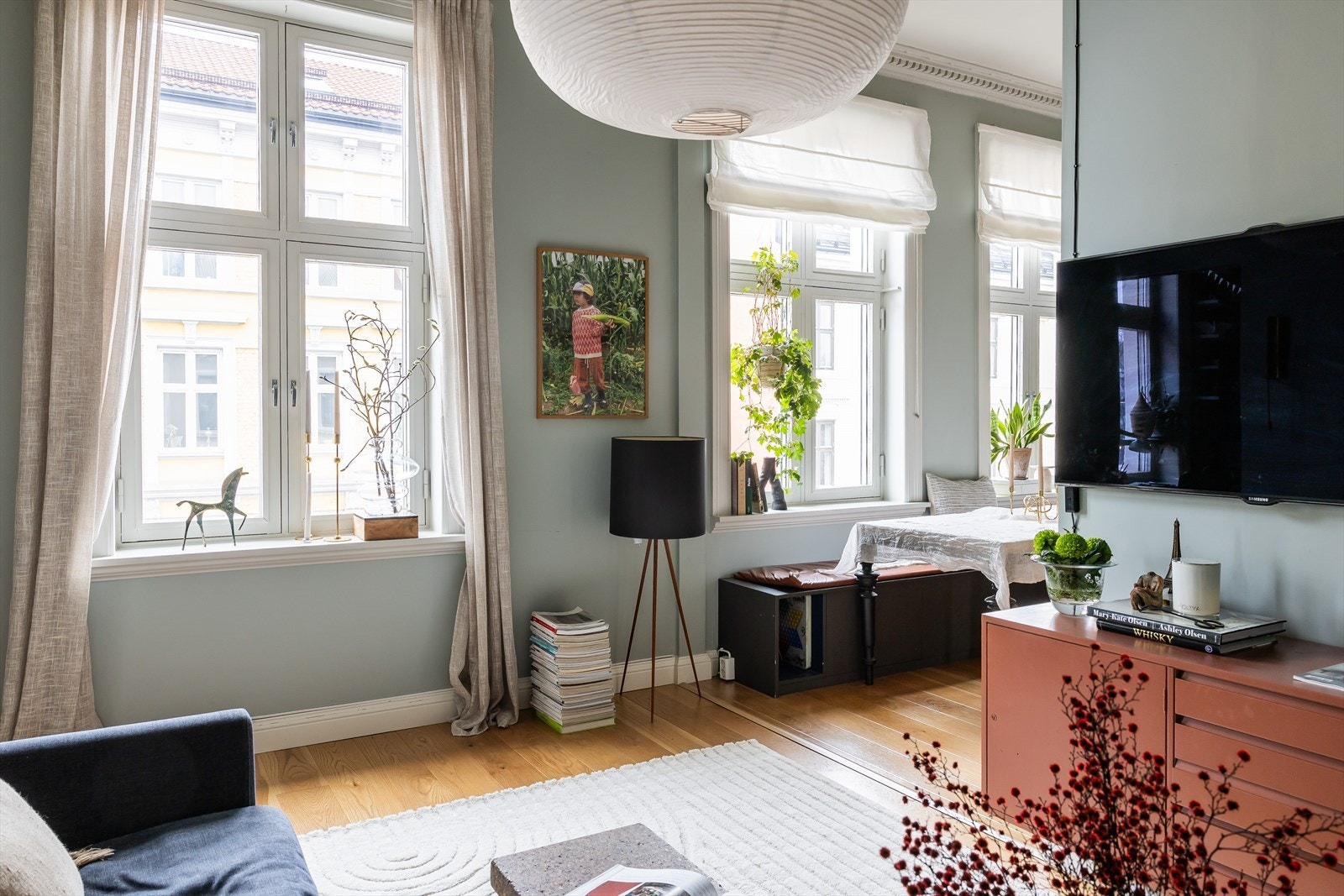 Gjennomgående store og vakre vindusflater som slipper inn mye lys og er med på å skape den gode atmosfæren. Galleribilde