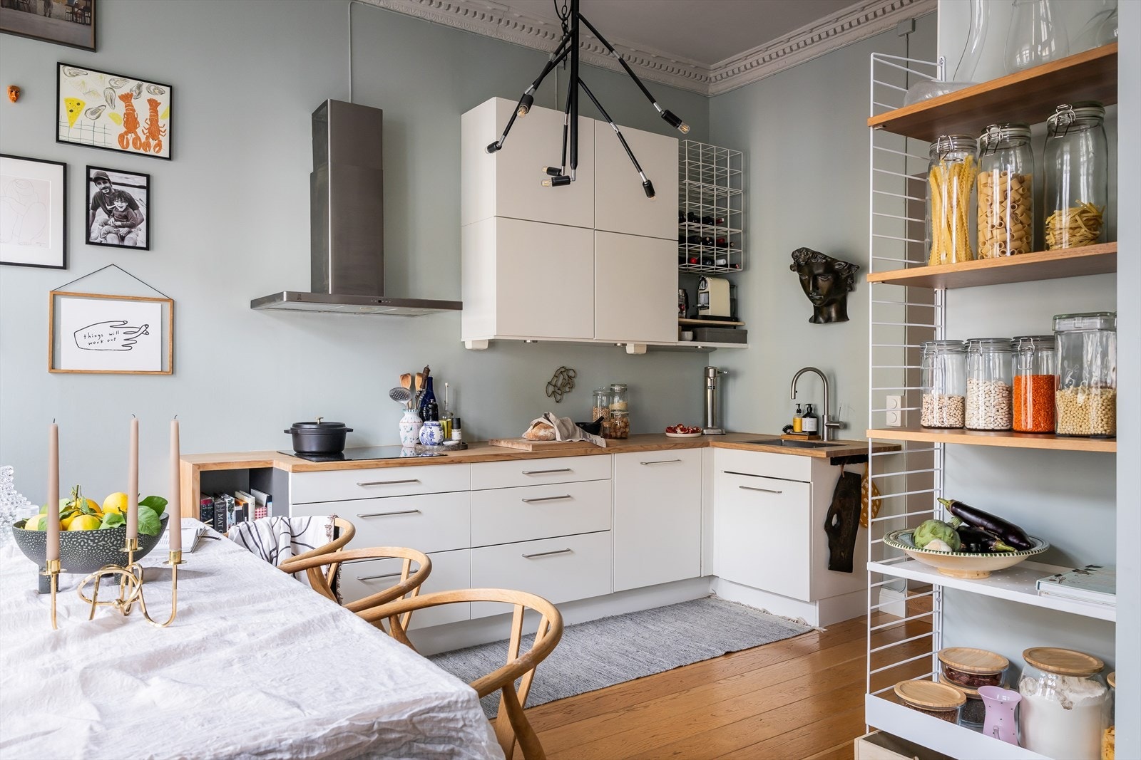 Separat kjøkken med god plass til et stort spisebord. Galleribilde