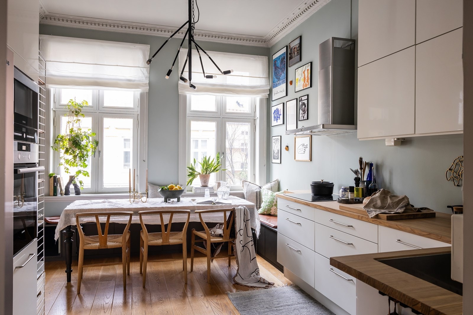 En utrolig flott og gjennomført 3-roms beliggende attraktivt midt mellom Grünerløkka og Torshov i en klassisk bygård. Galleribilde