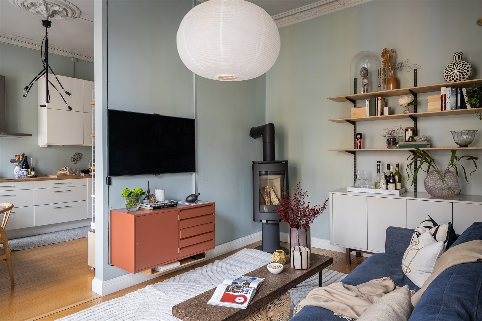 I hjørnet står det en flott peisovn som varmer godt på kalde høst og vinterdager. Galleribilde