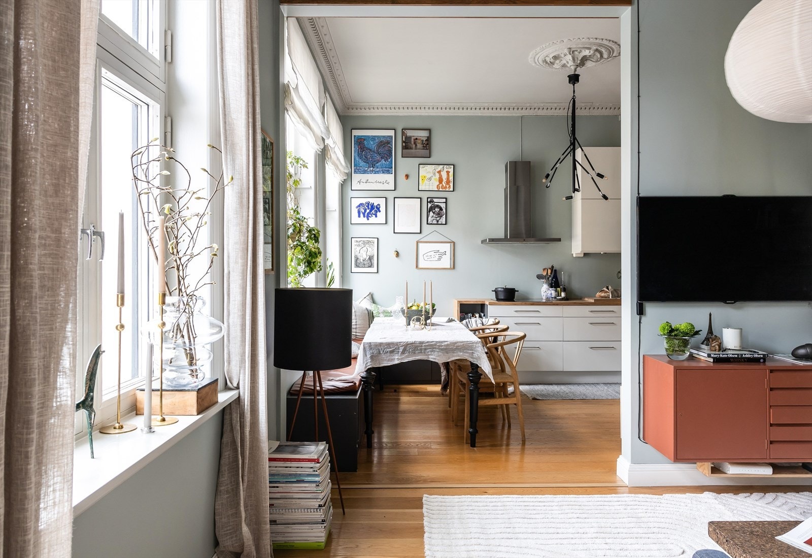 Stuen og kjøkkenet er malt i fargen Exhale. Enstavs eikeparkett på gulv. Galleribilde