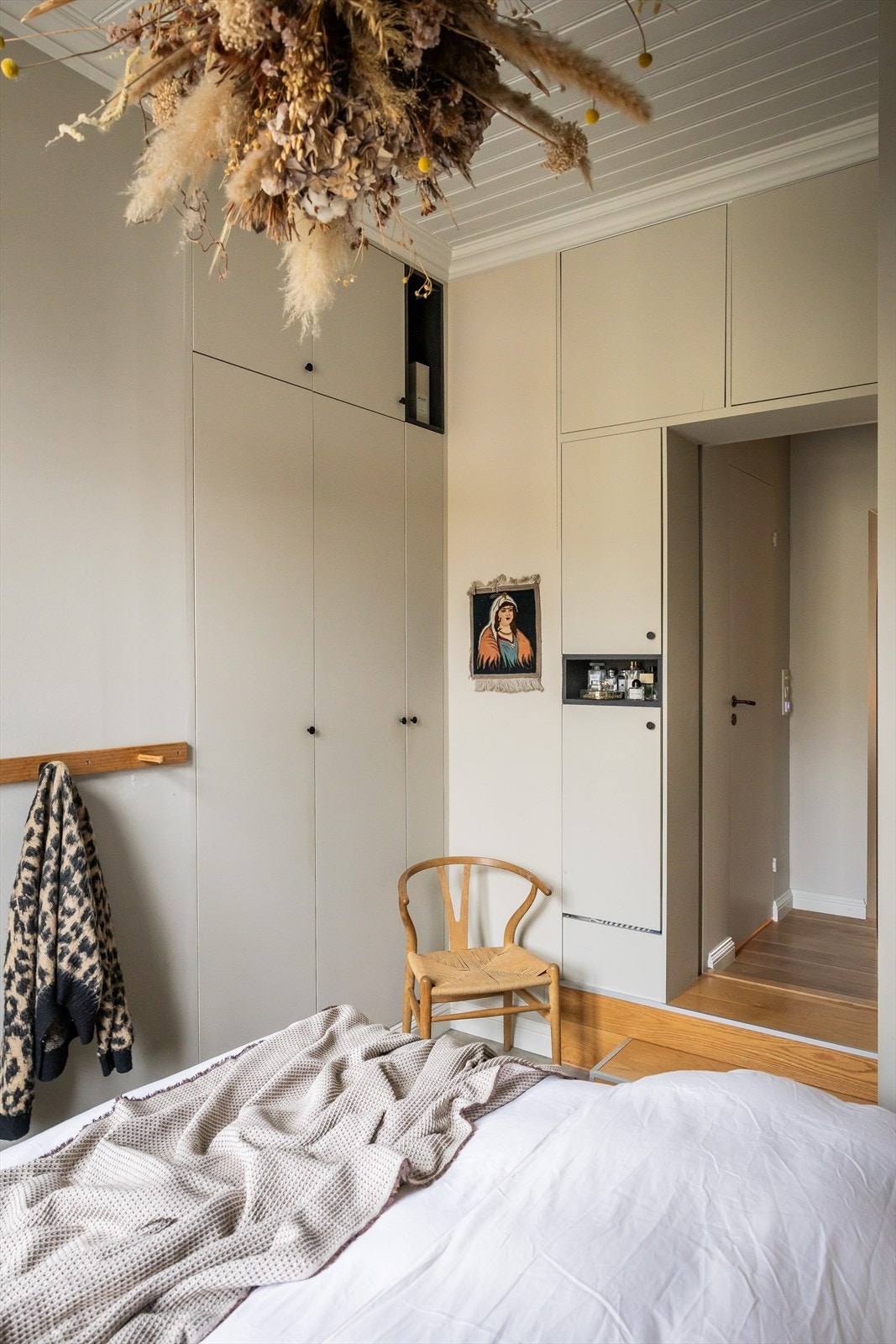 Soverommet byr på godt med oppbevaringsmuligheter i plassbygde garderobeskap Galleribilde