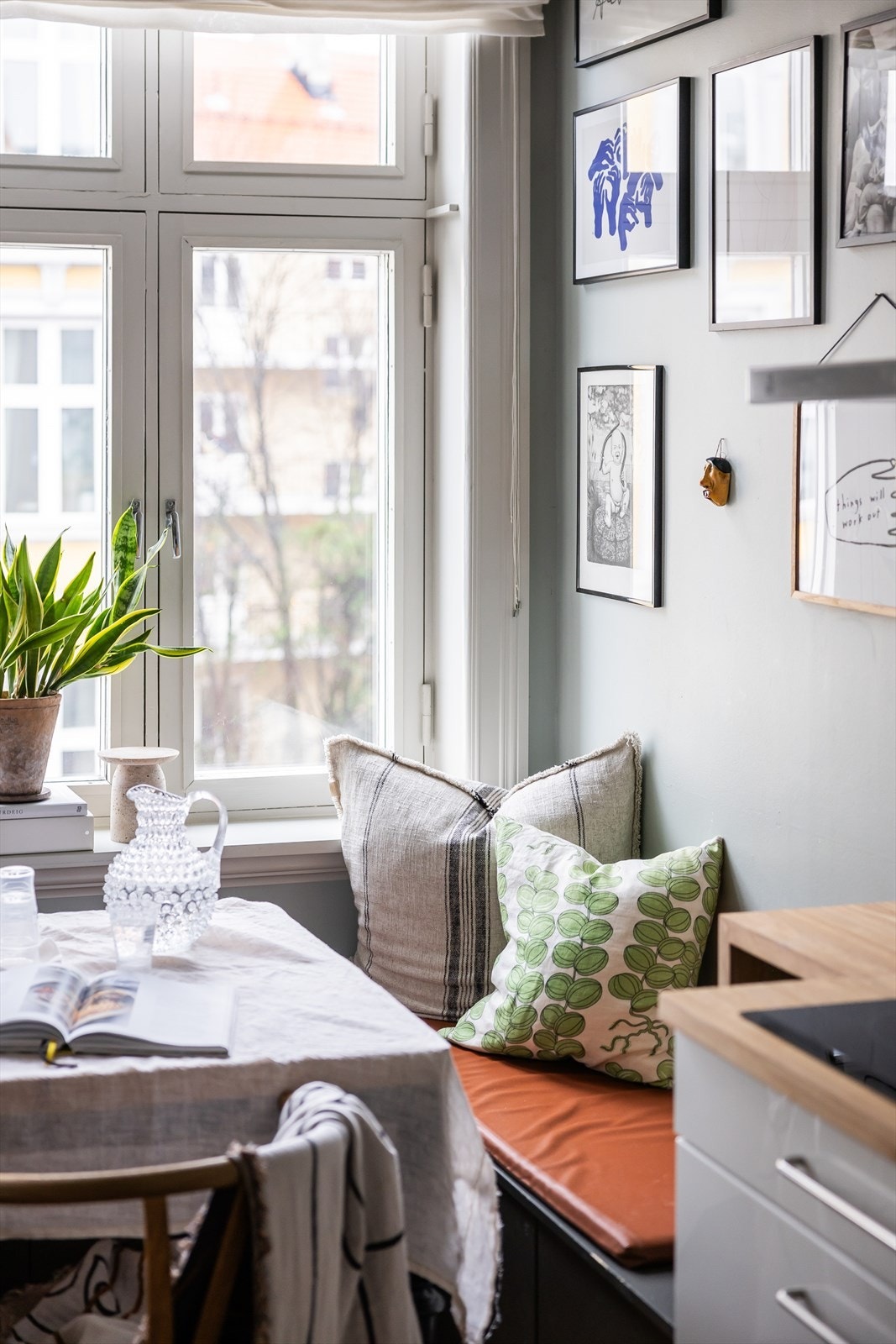 Plassbygget sittebenk ved vinduene som gir gode oppbevaringsmuligheter Galleribilde