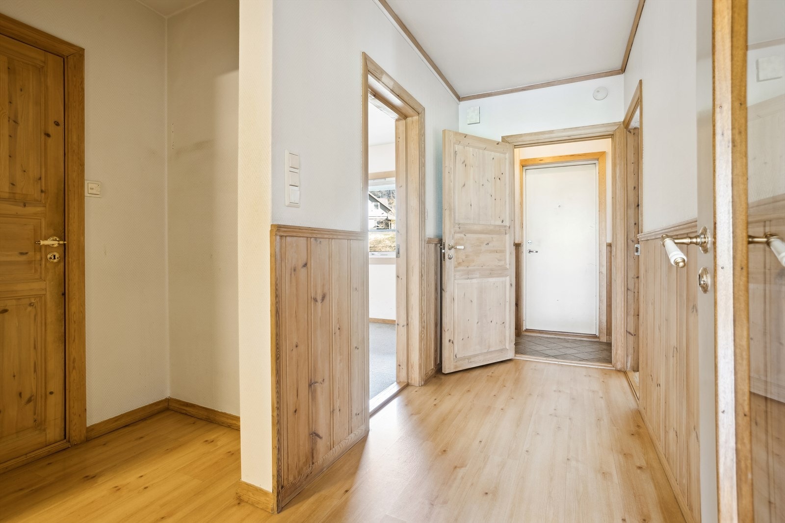 I gangen har man også plass til garderobeløsning. Galleribilde