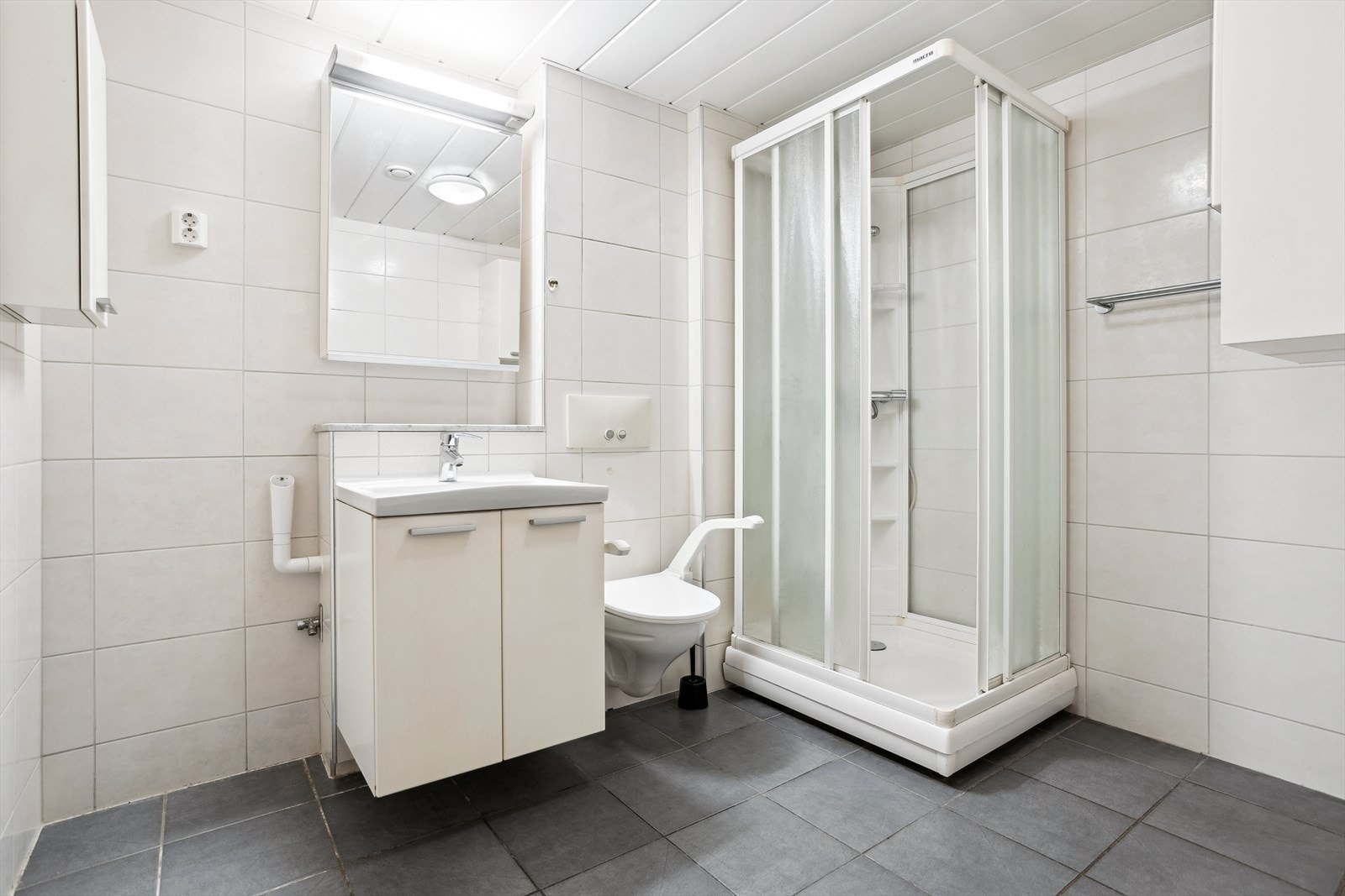 Helfliset bad med varme i gulv pusset opp i regi av borettslaget i 2008/2009. Galleribilde