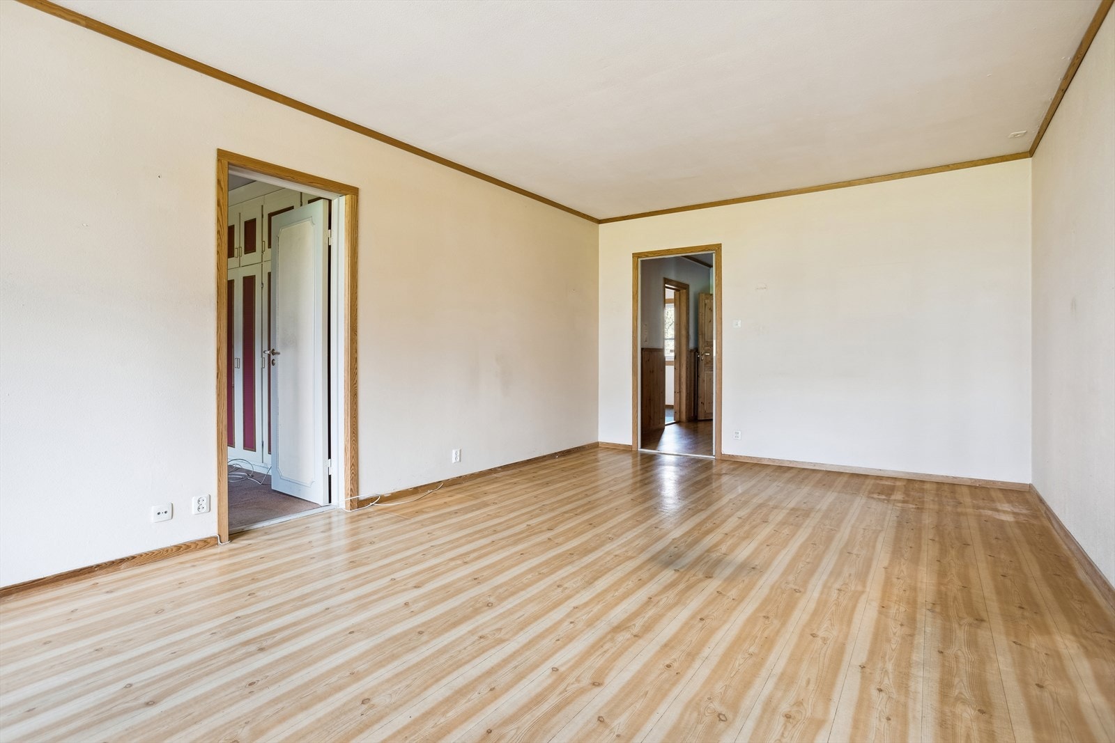 Stuen er 21,7 kvm og er enkel å møblere med sofagruppe, spisebord og det man måtte ønske. Galleribilde