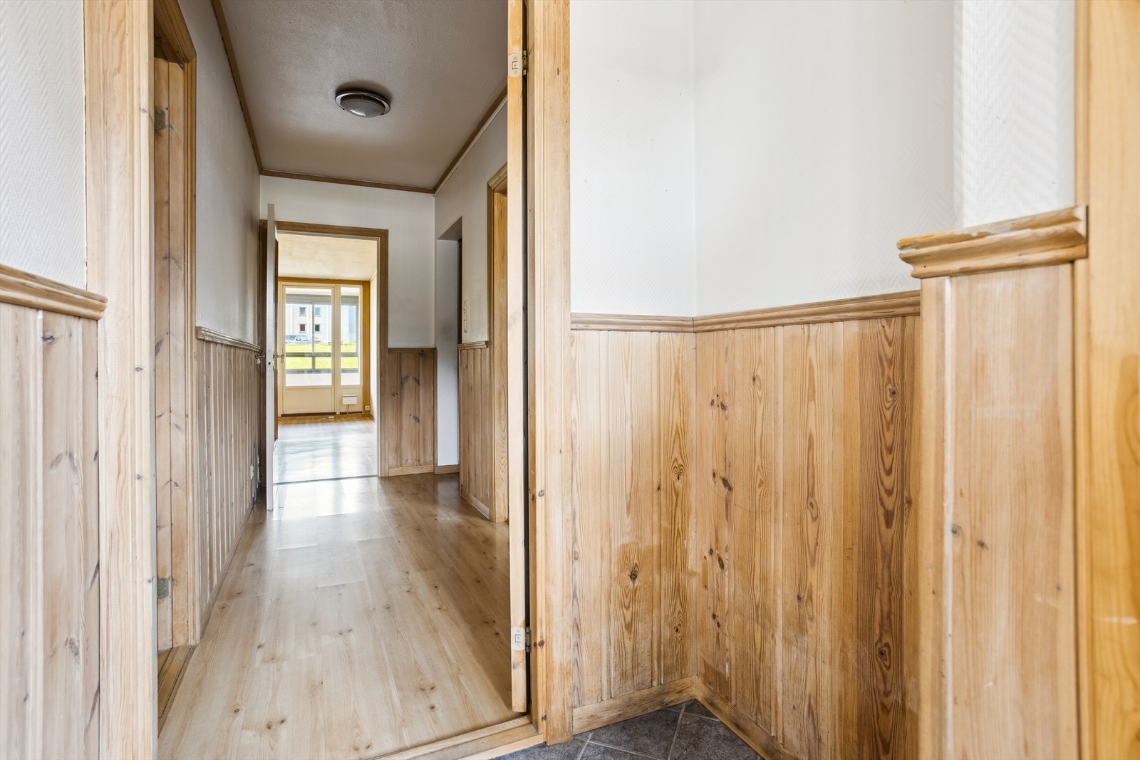 Leiligheten har store, gode rom og praktisk planløsning, men trenger oppgraderinger for å oppnå dagens standard. Galleribilde