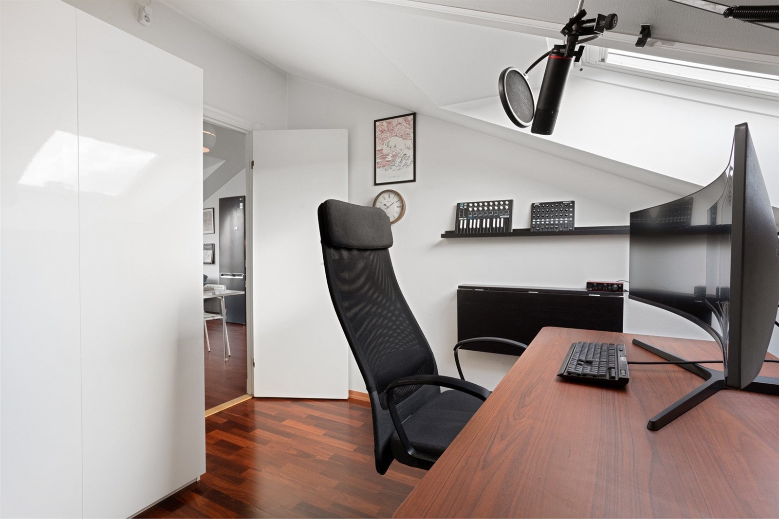 Leilighetens hovedsoverom. Godt med plass og brukes i dag som et kontor. Galleribilde