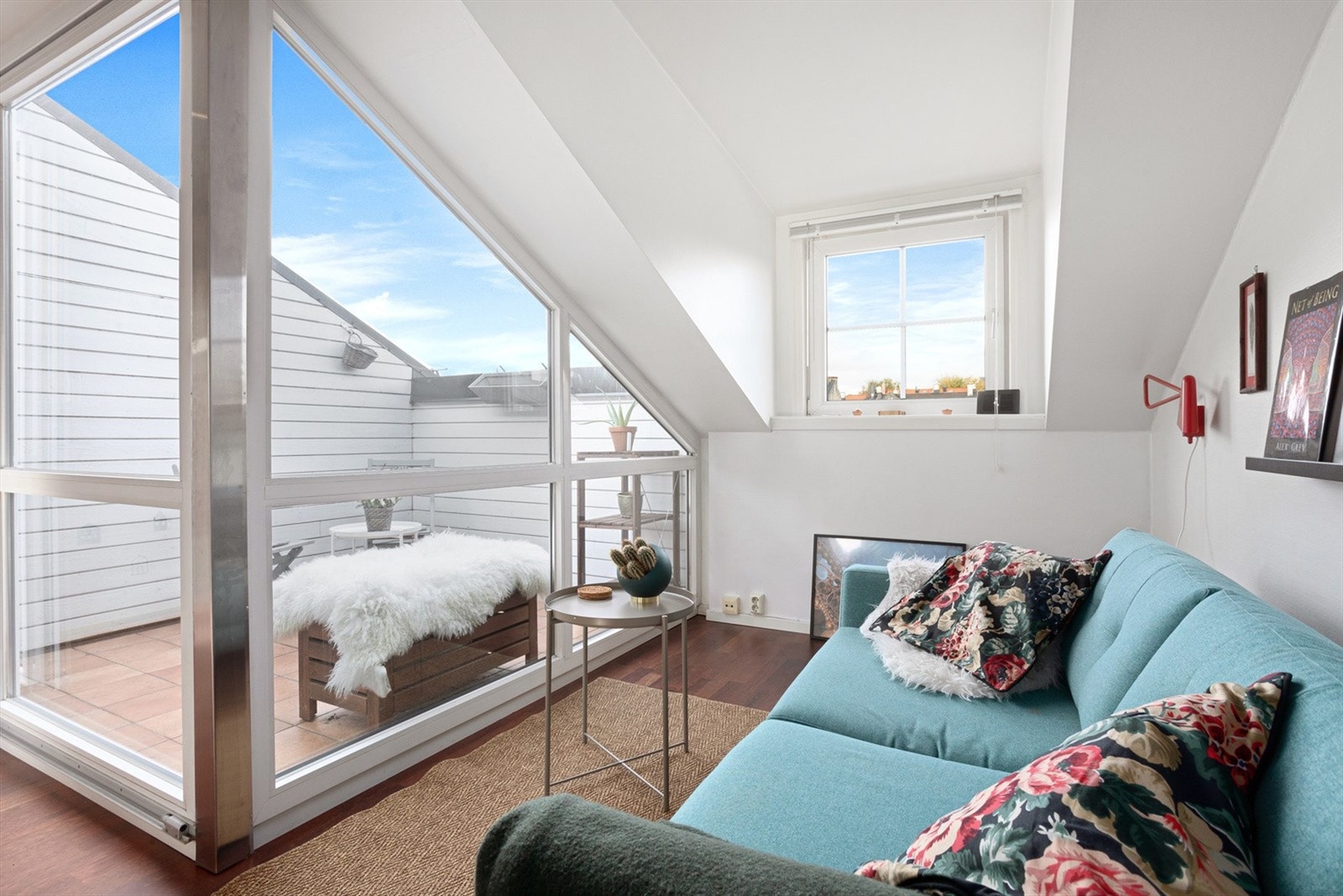 Store vindusflater som slipper inn rikelig med sol. Galleribilde