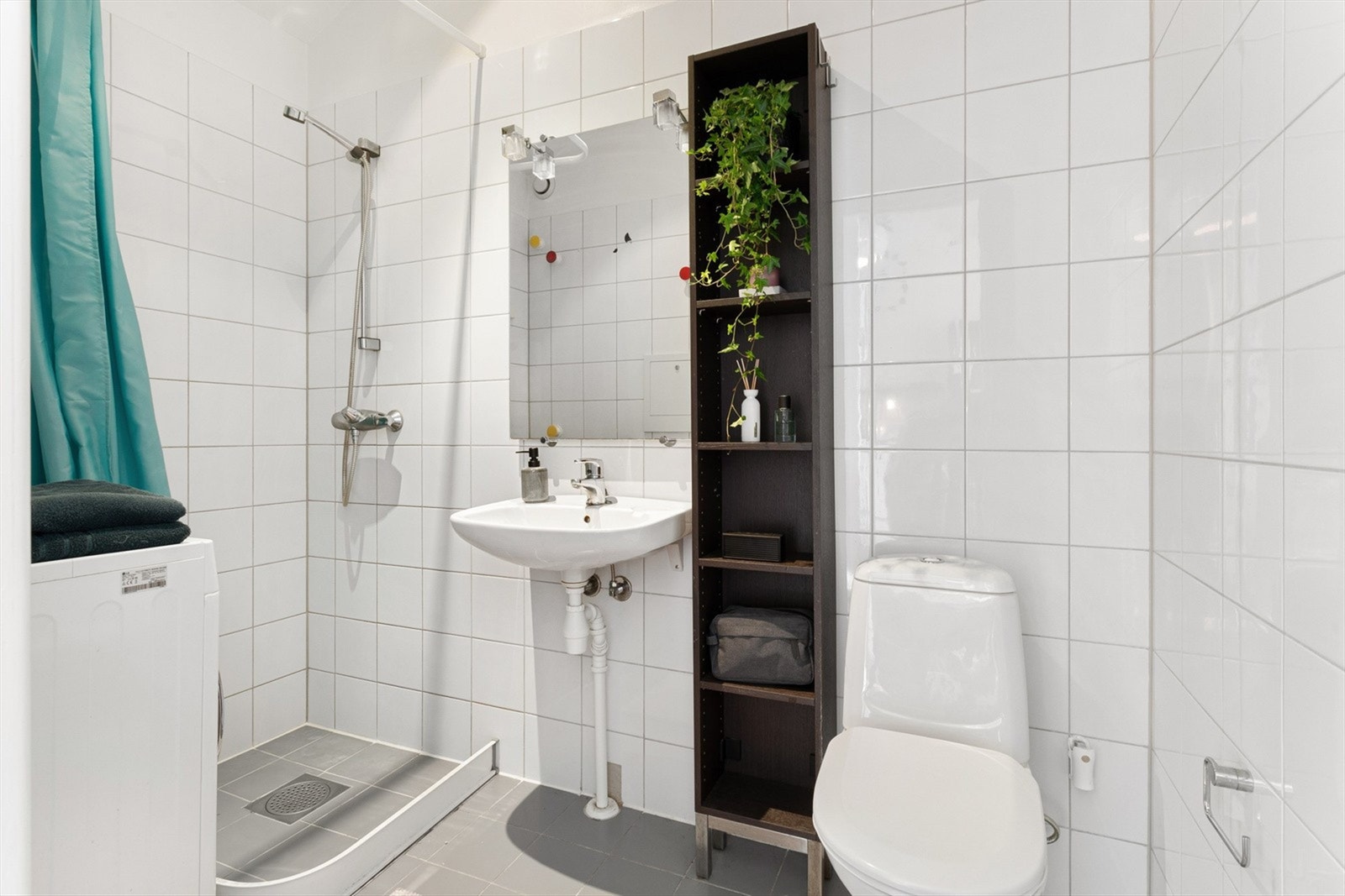 Flislagt baderom med opplegg for vaskemaskin. Galleribilde