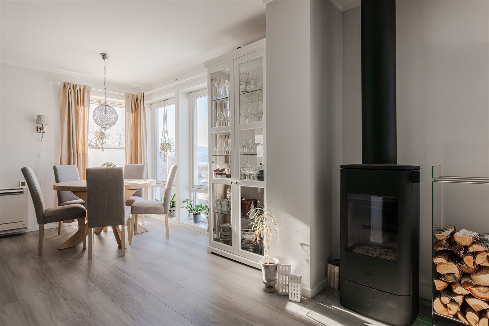 Vedovn, varmepumpe og balansert ventilasjon med varmegjenvinning. Galleribilde