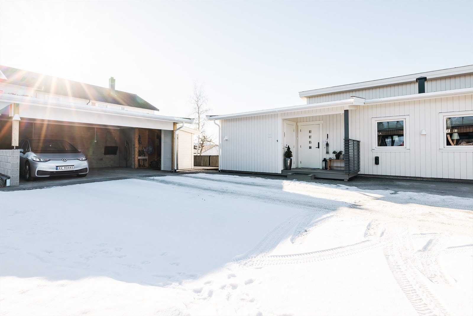 Leiligheten disponerer en plass i carporten til høyre nærmest leiligehten Galleribilde